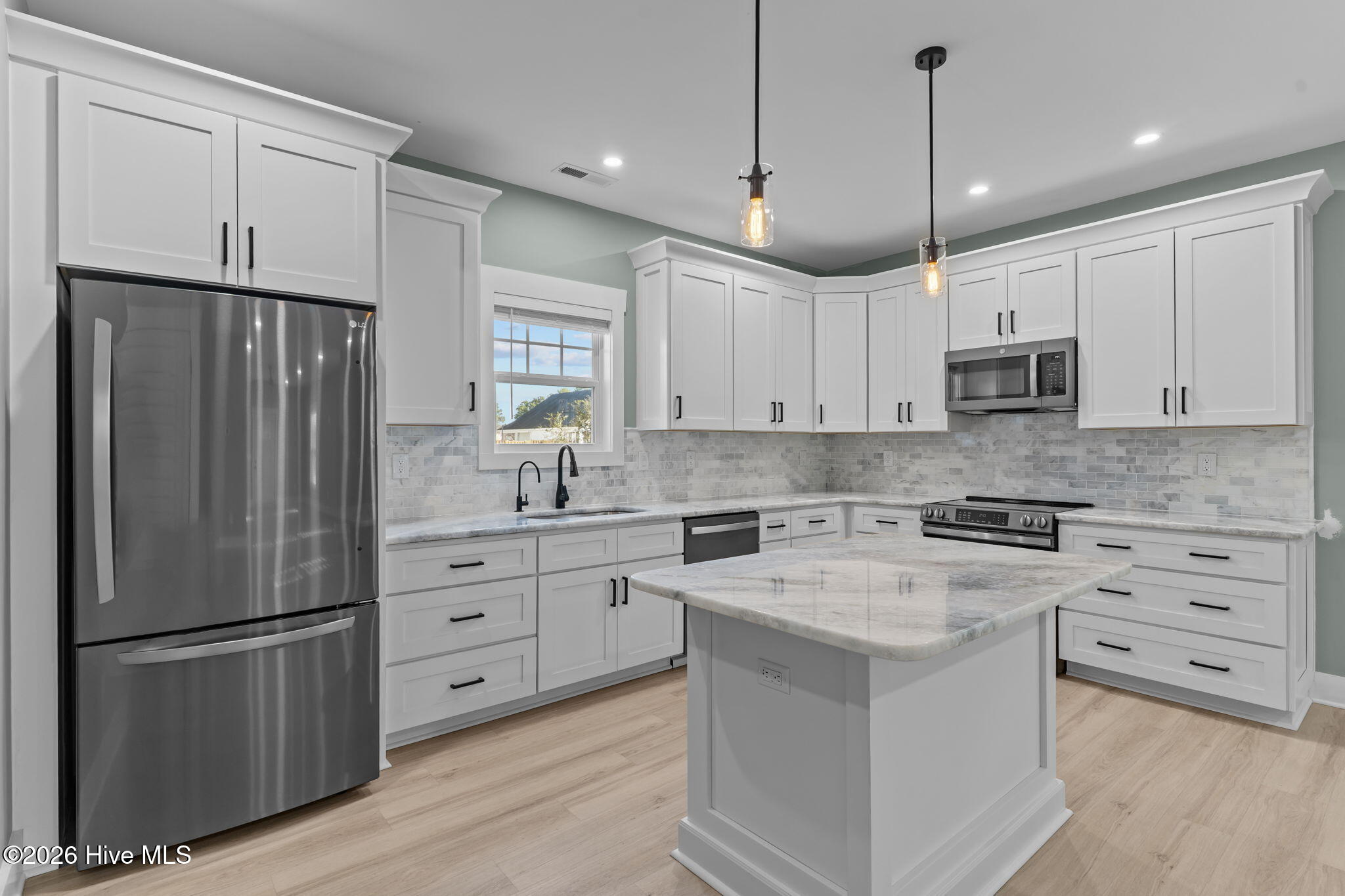 100548399 | Photo 25