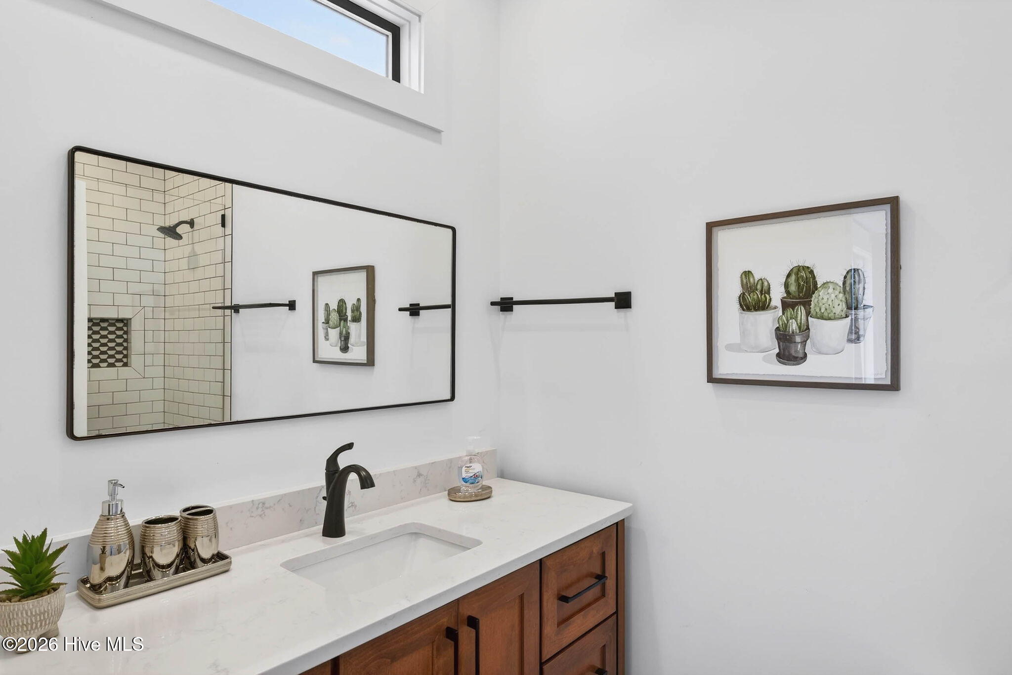 100561676 | Photo 14