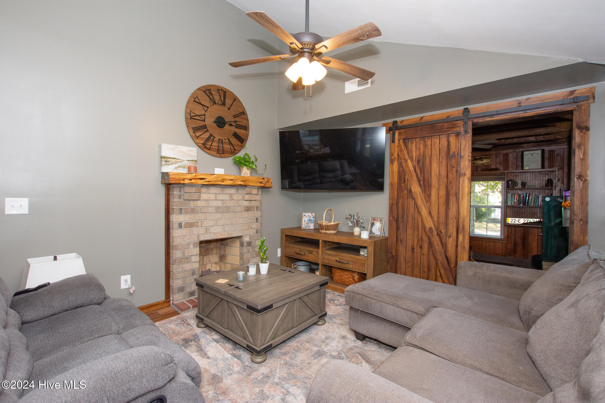 100552342 | Photo 11