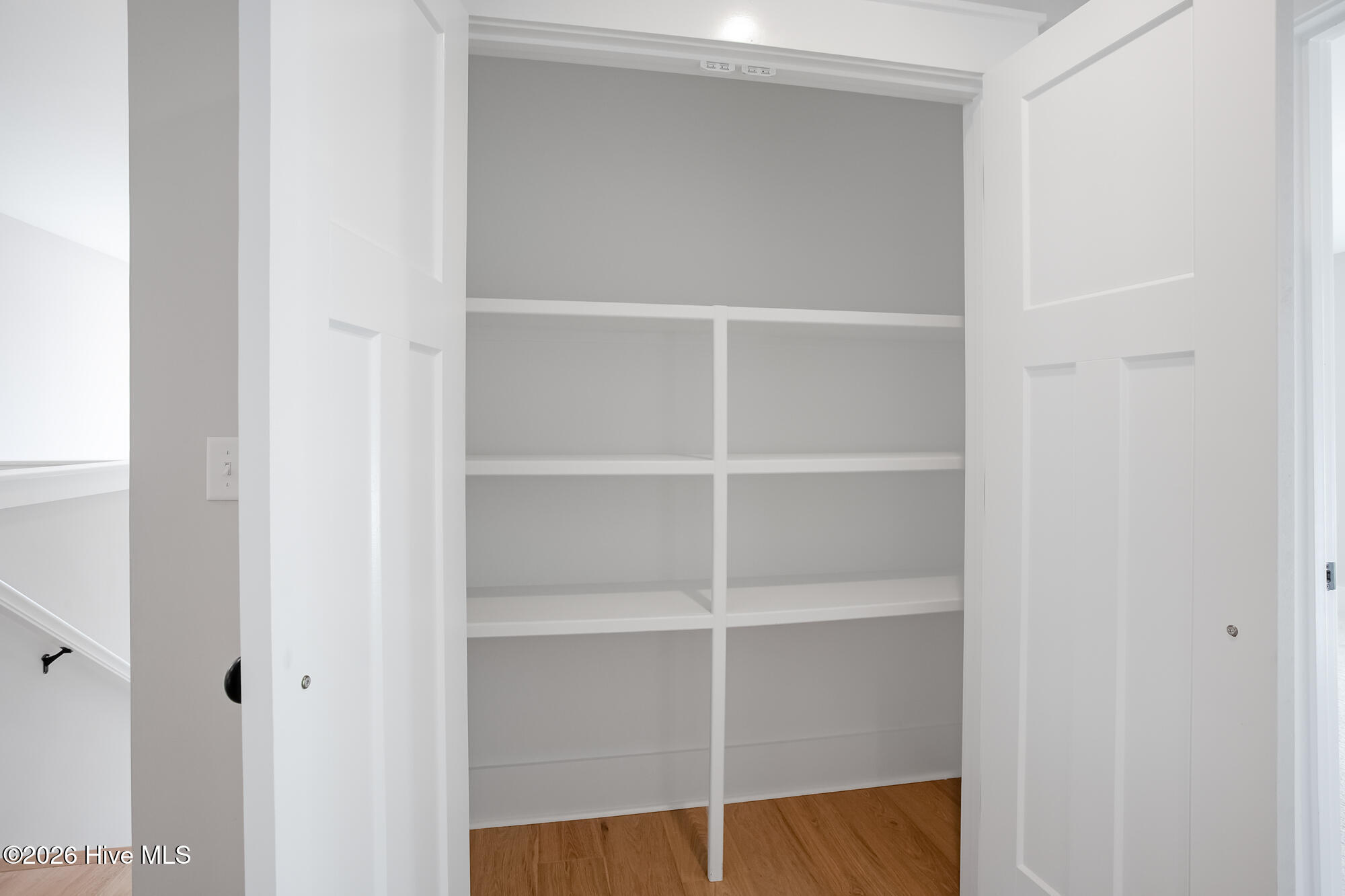 100564009 | Photo 39