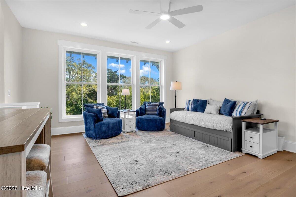 100563677 | Photo 35