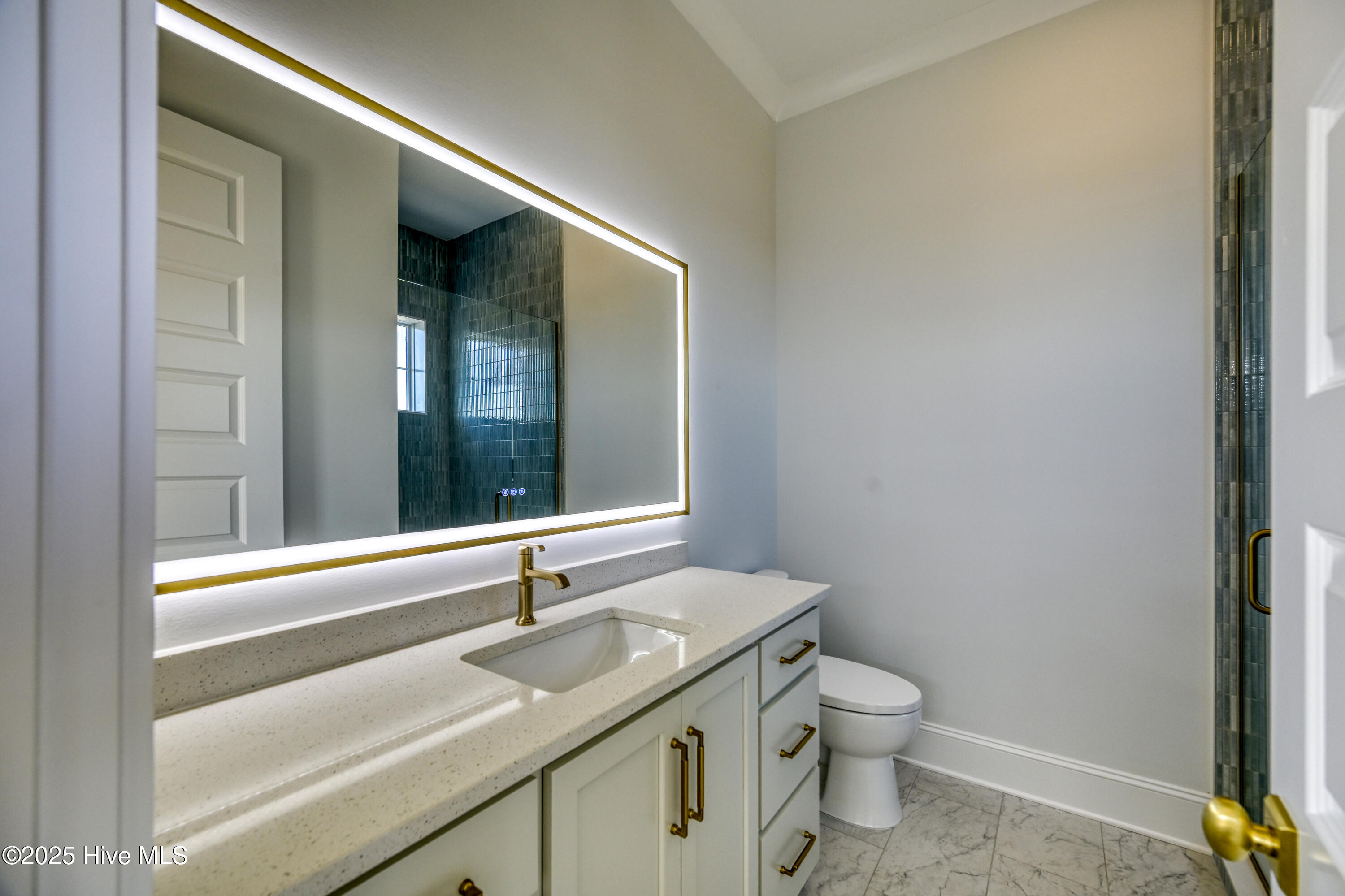 100516070 | Photo 57