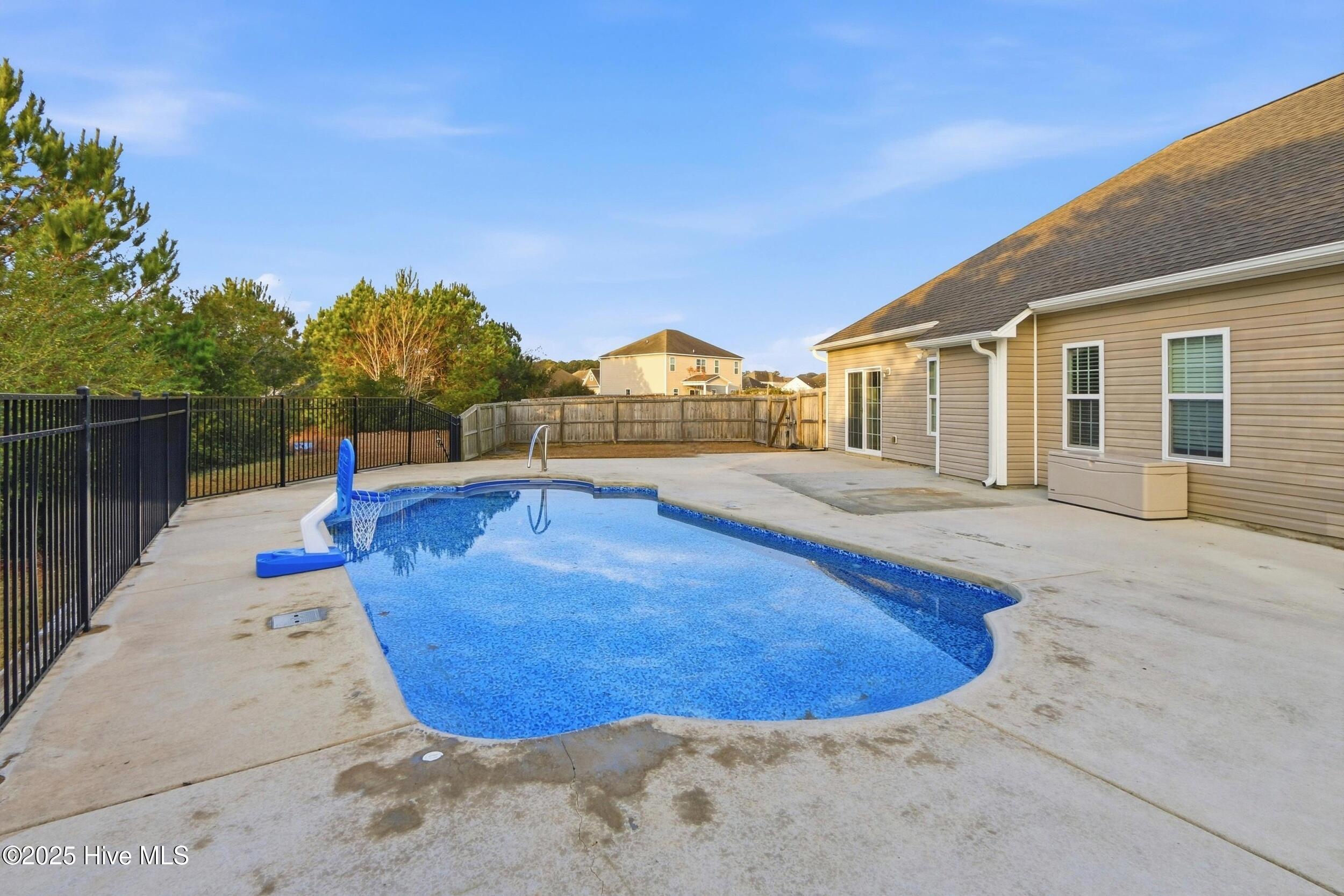 100545601 | Photo 51