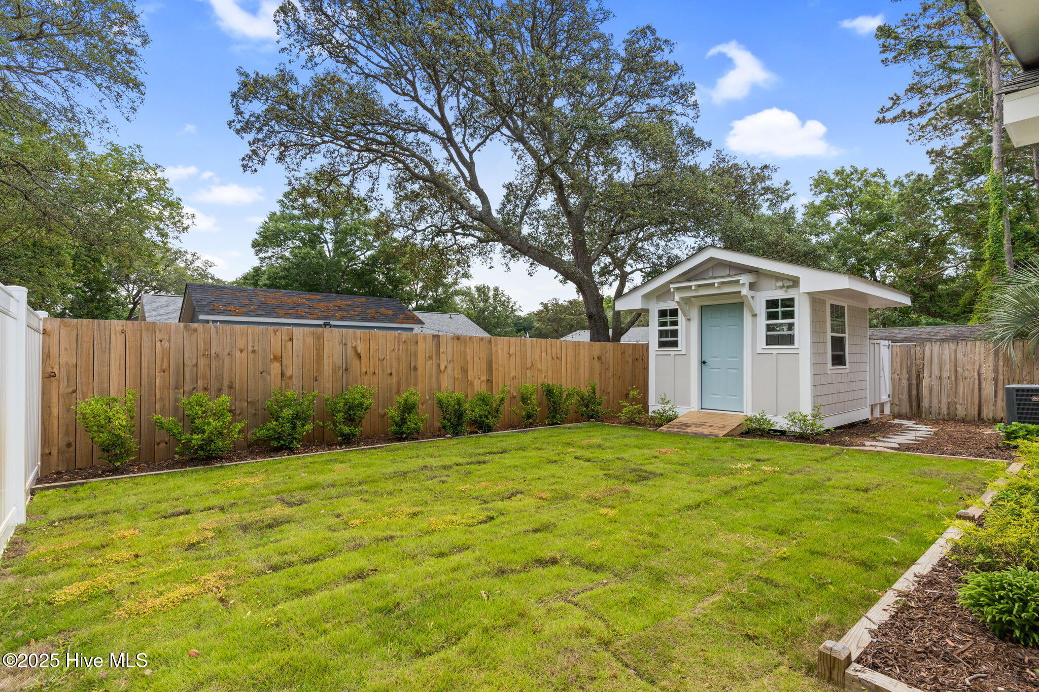 100492743 | Photo 40