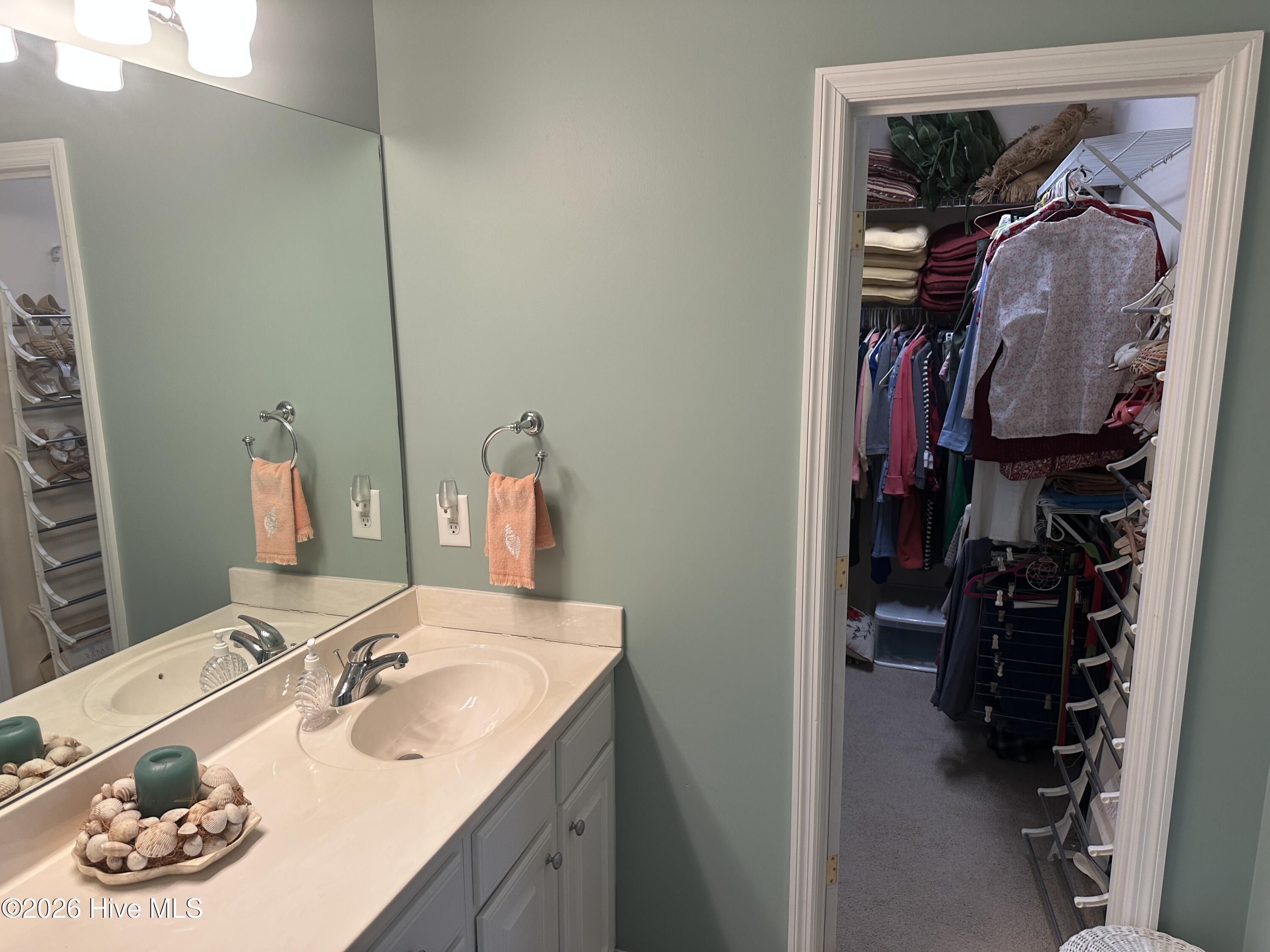Guest room bath