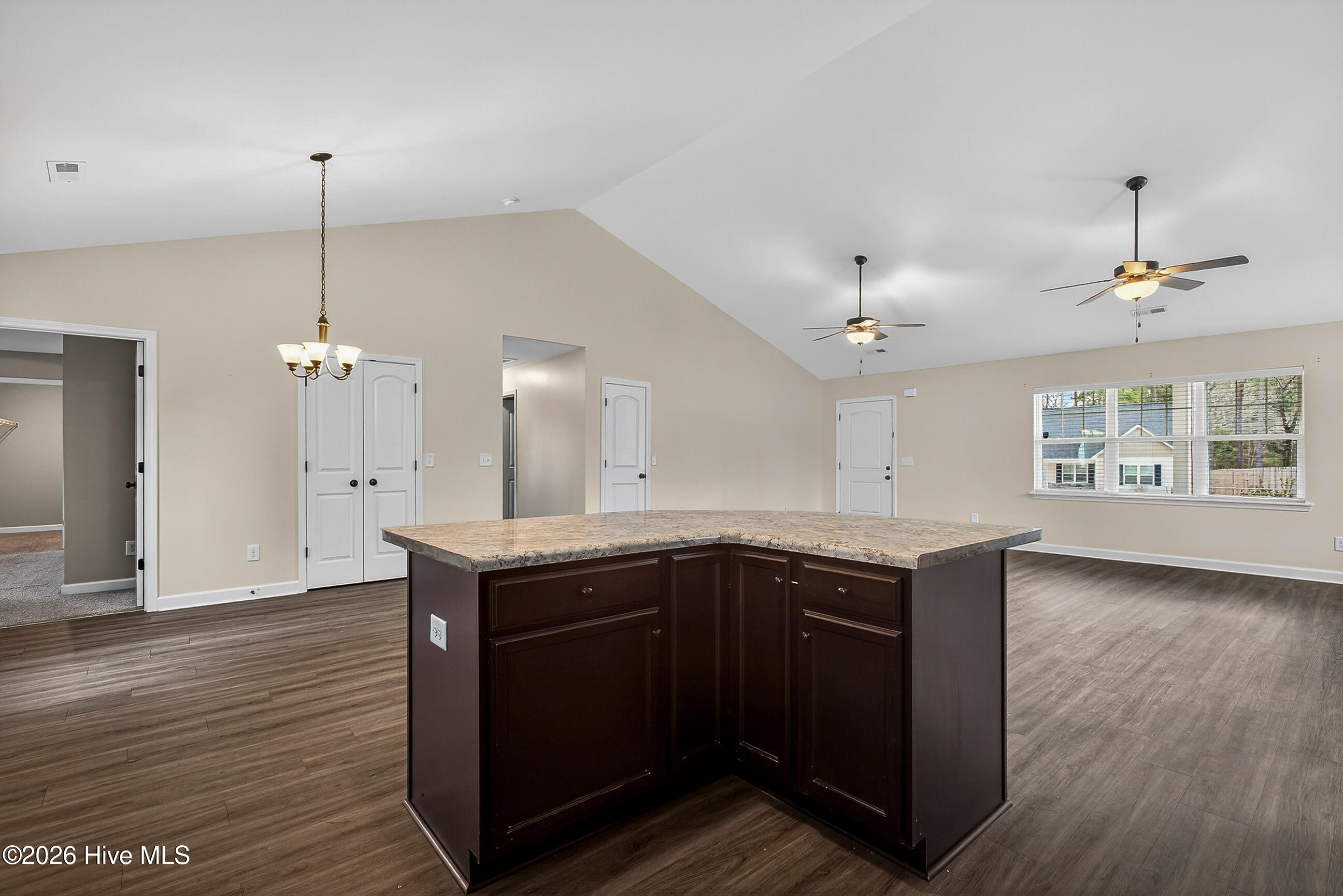 100549361 | Photo 14