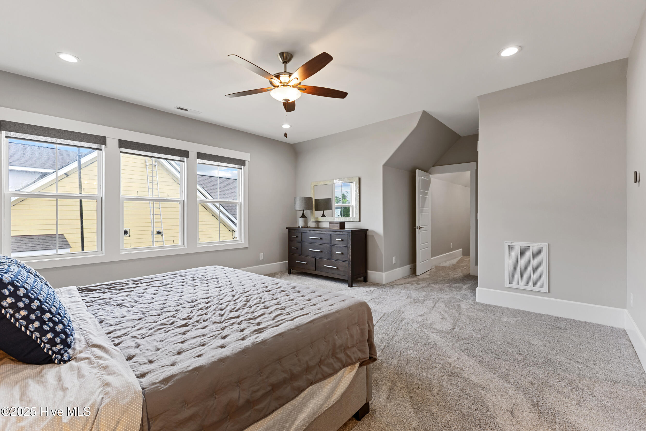 100550581 | Photo 38