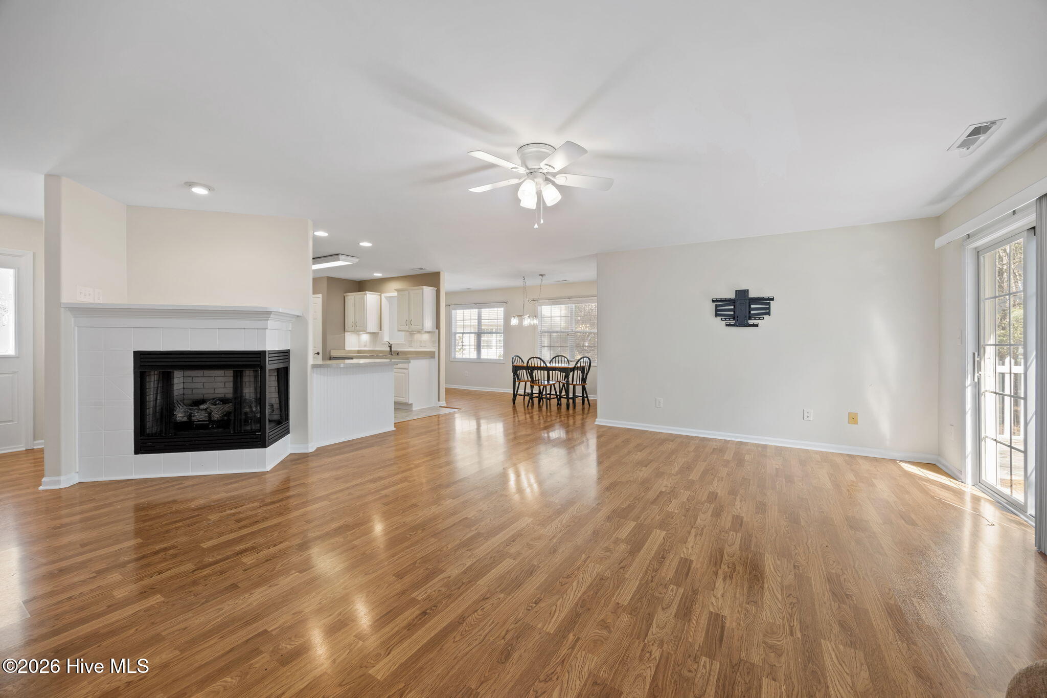 100560523 | Photo 11