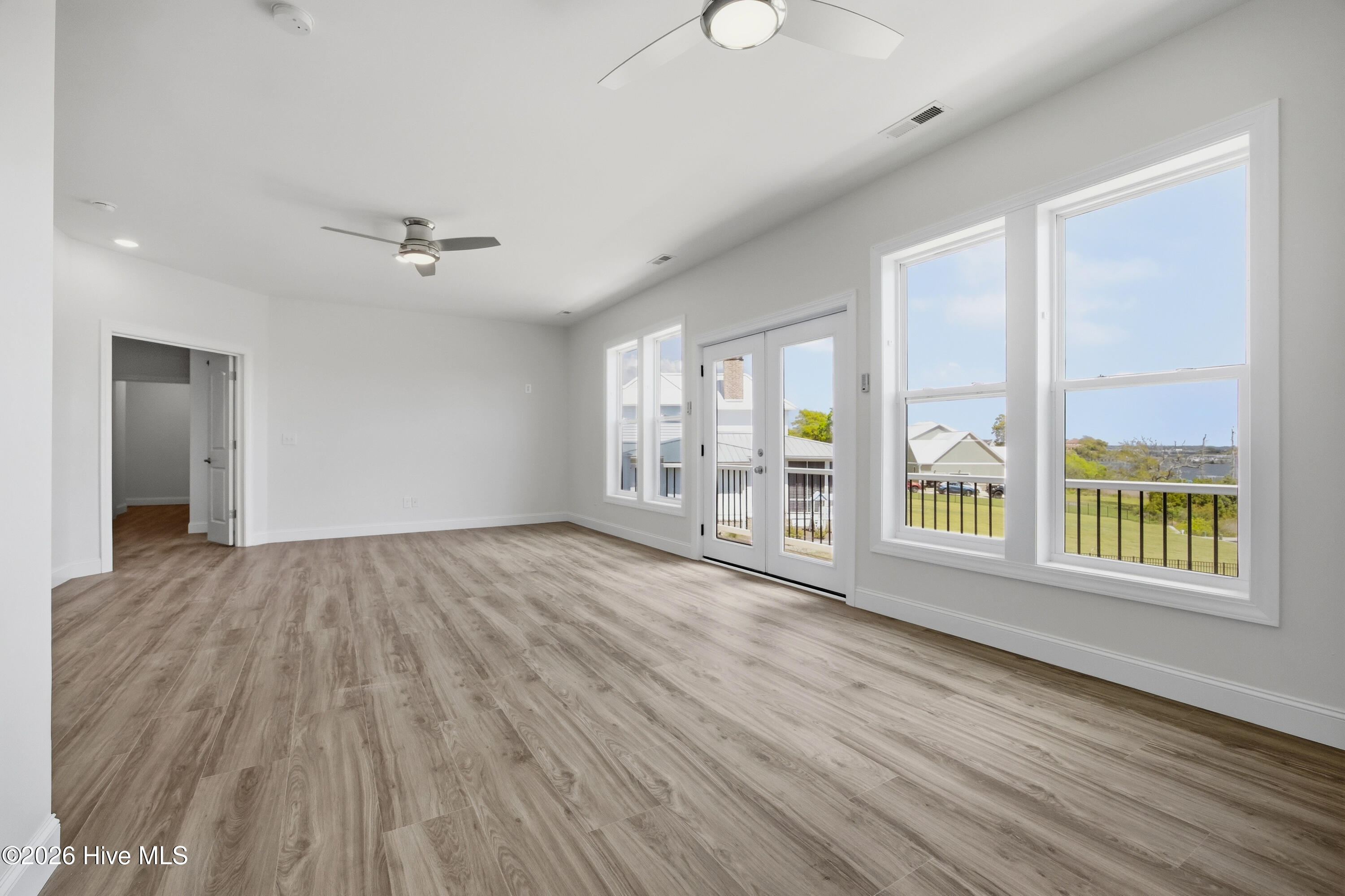 100569941 | Photo 43