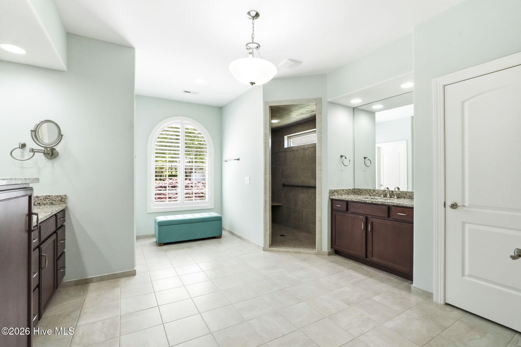 100565235 | Photo 32