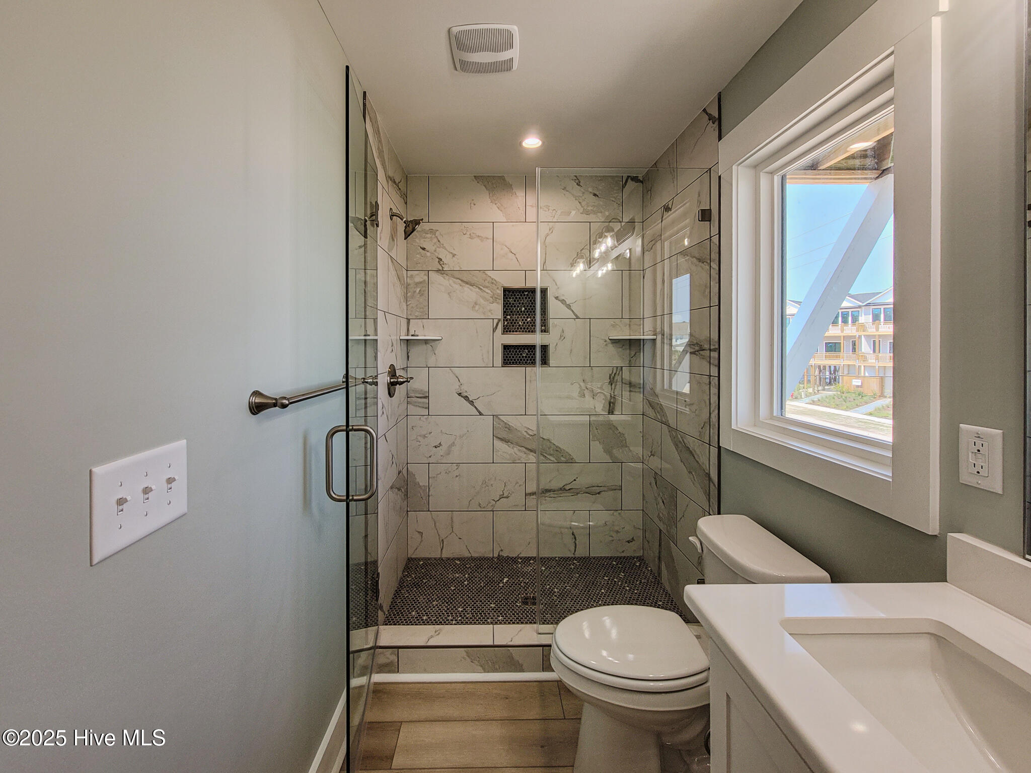 100517147 | Photo 28