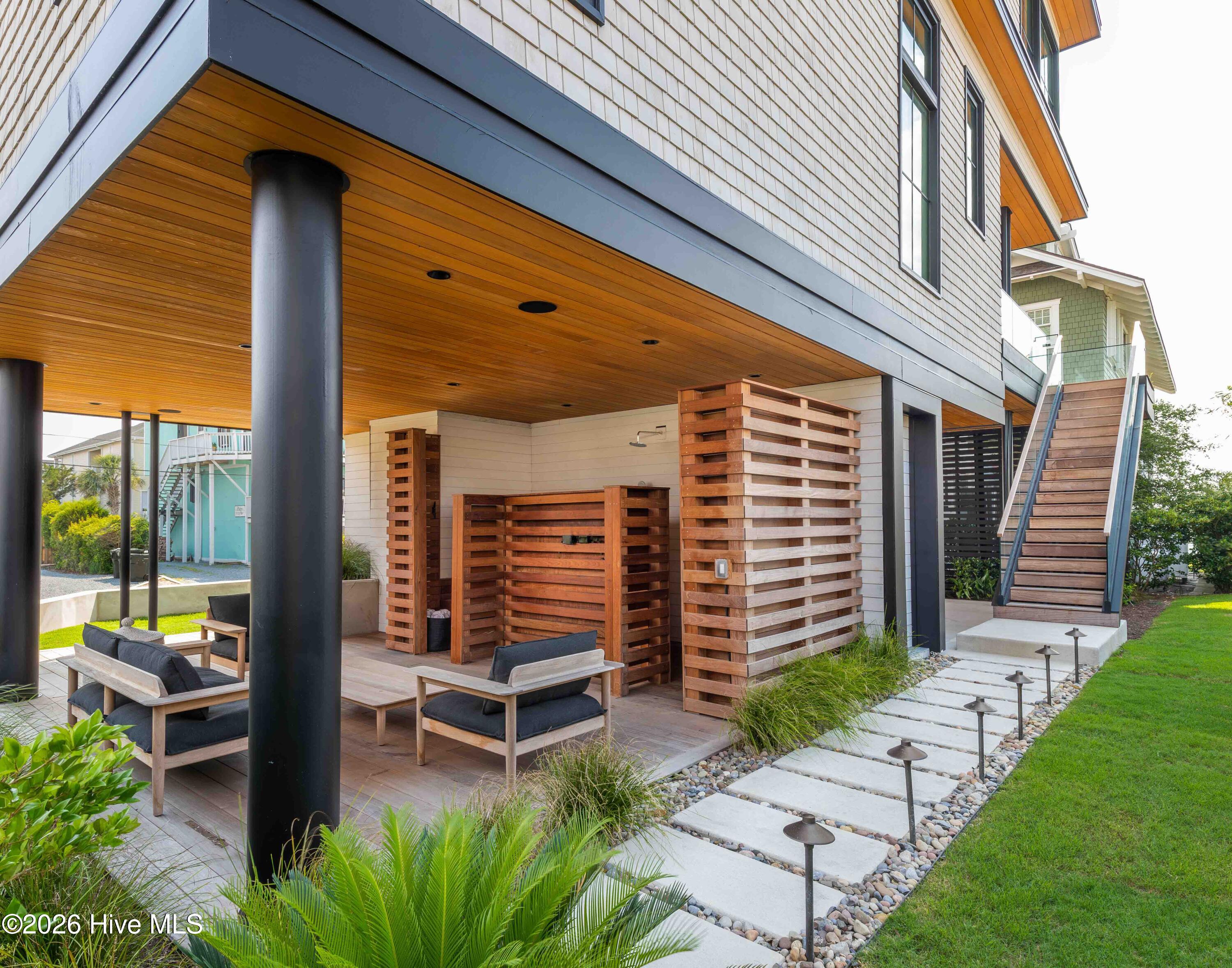 100554163 | Photo 38