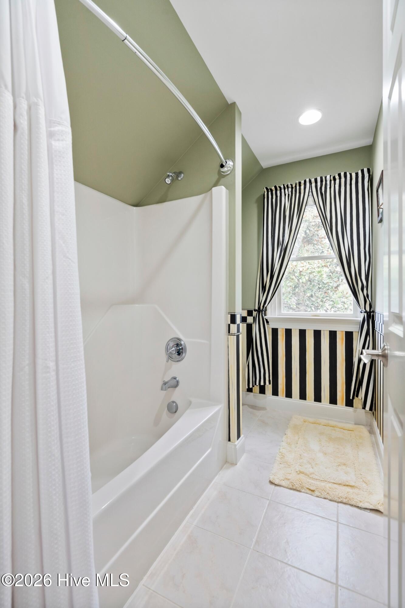 100548933 | Photo 53