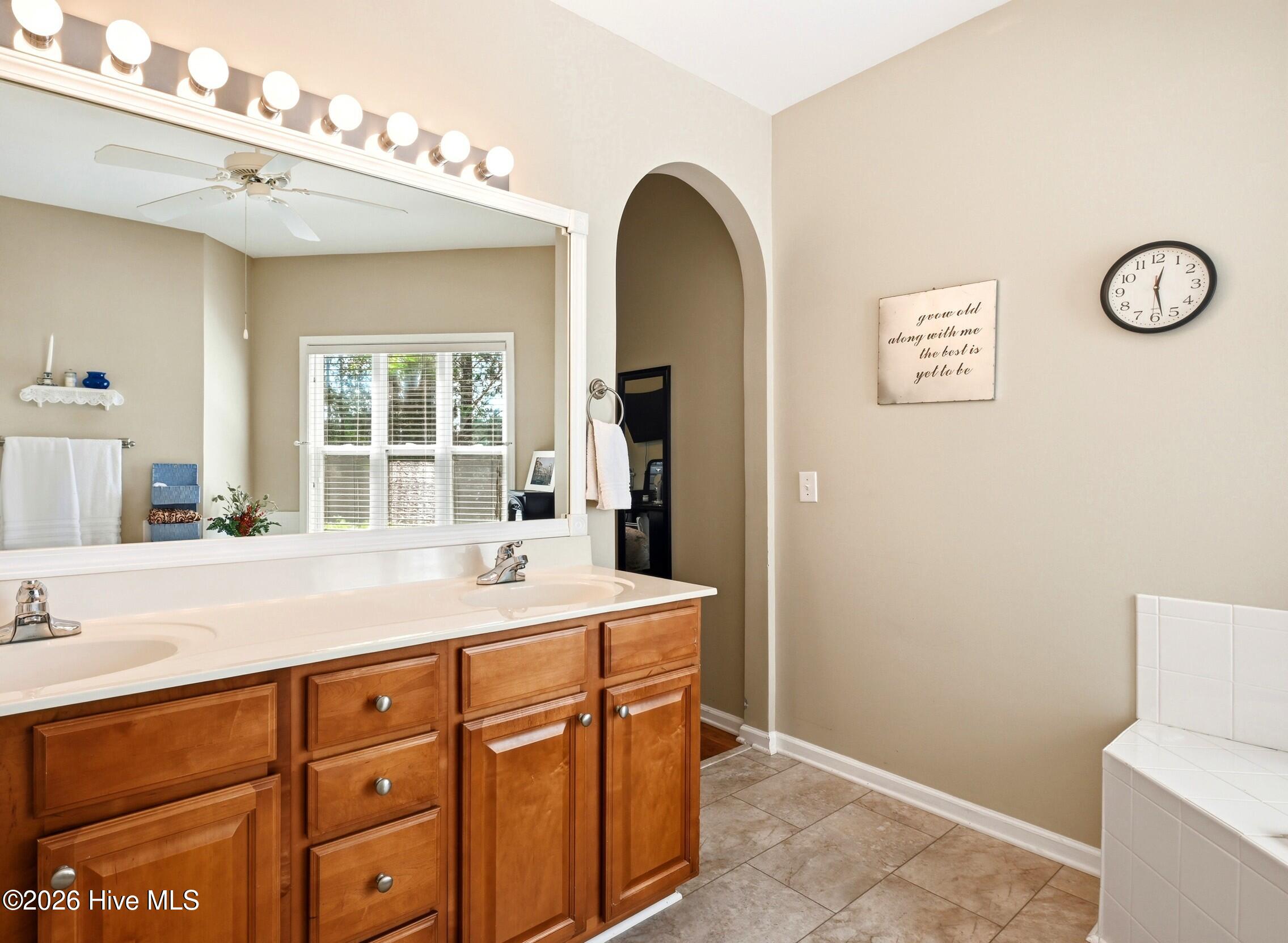 100568042 | Photo 12