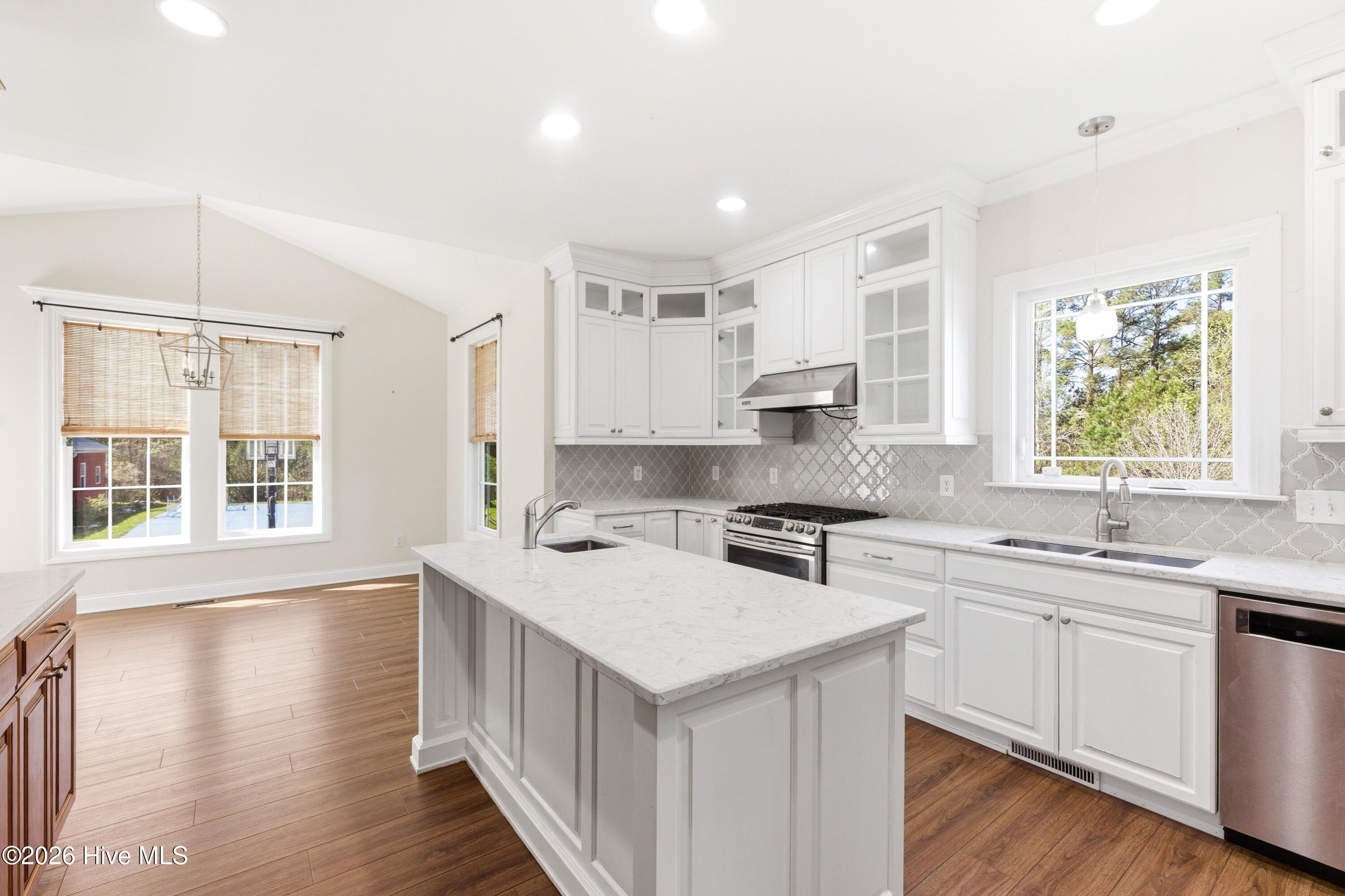 100564216 | Photo 12