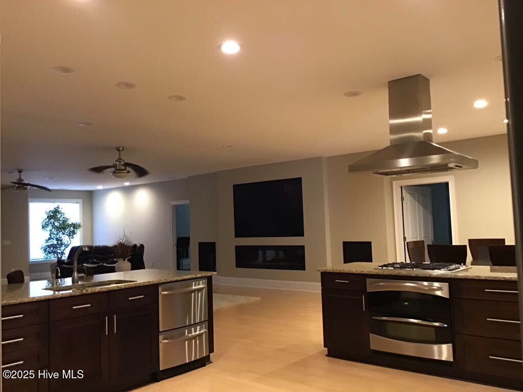 100547219 | Photo 21