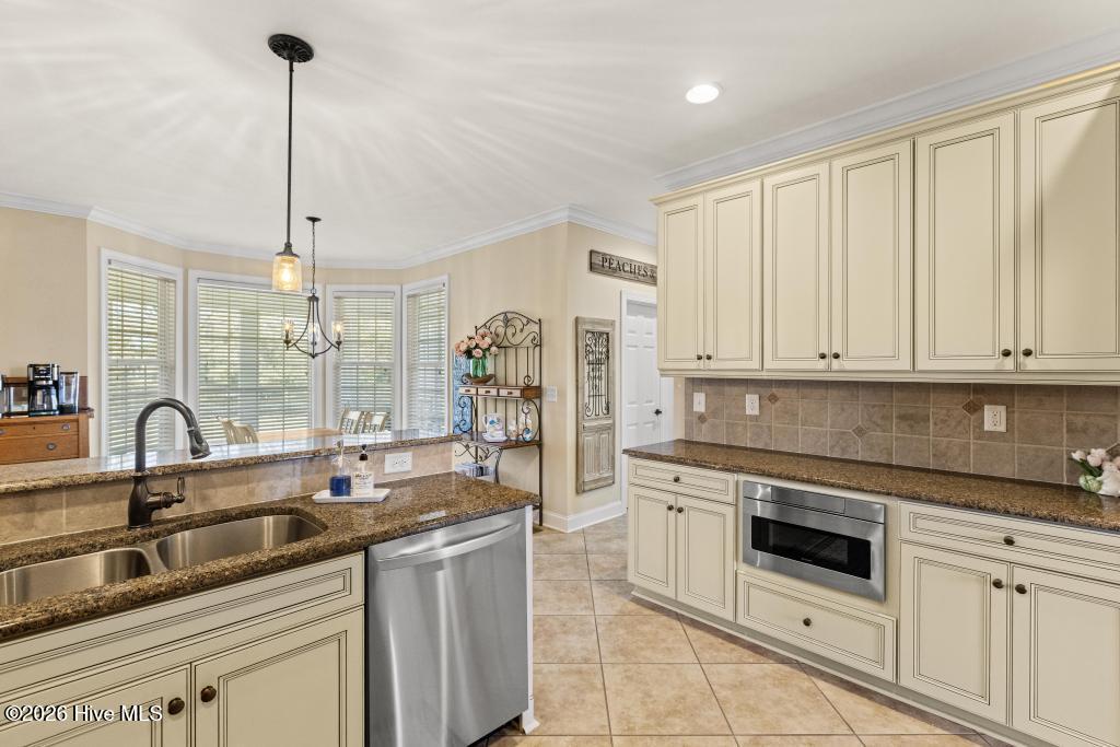 100570572 | Photo 17