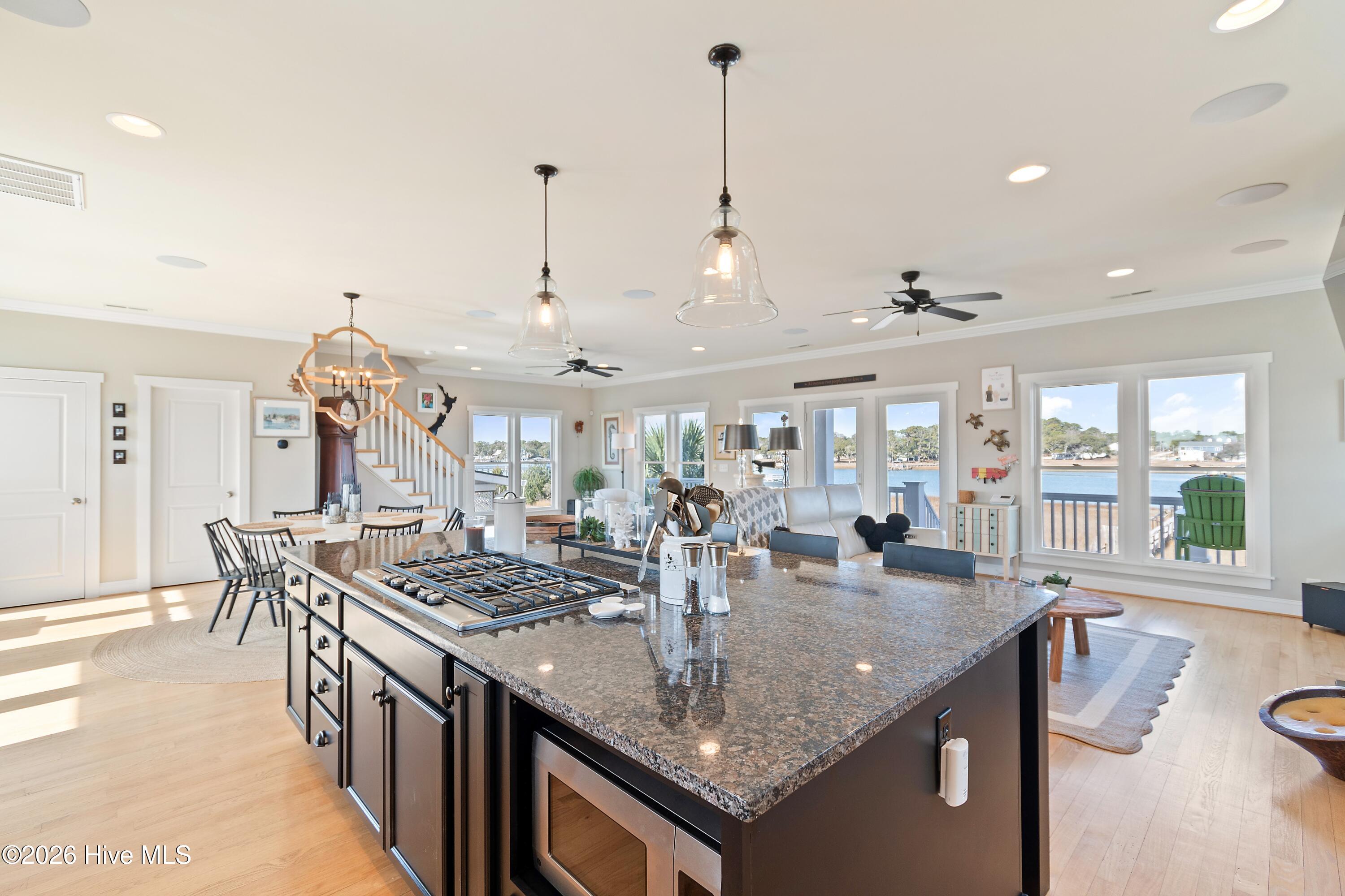 100547870 | Photo 14