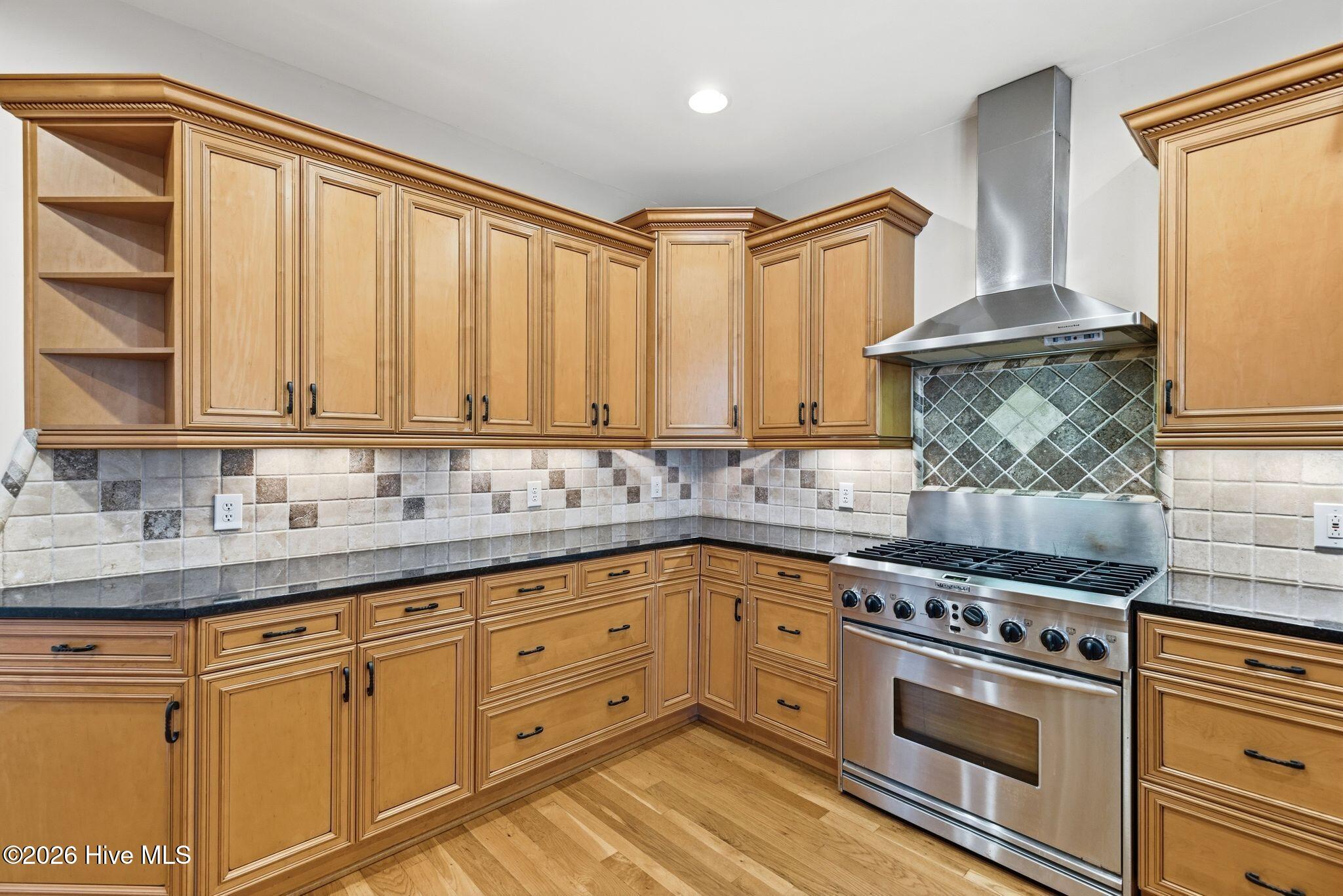 100561180 | Photo 22