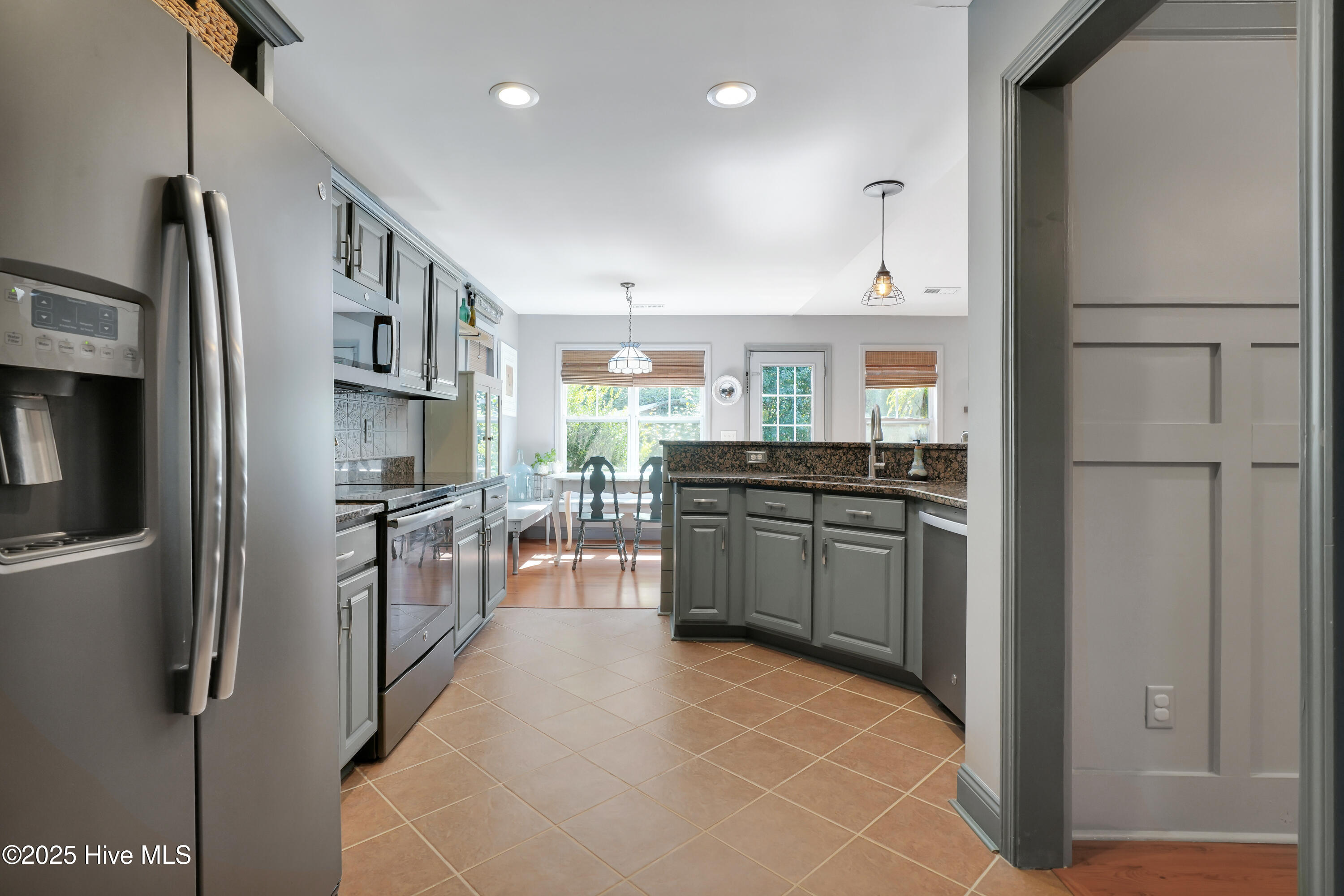 100525985 | Photo 17