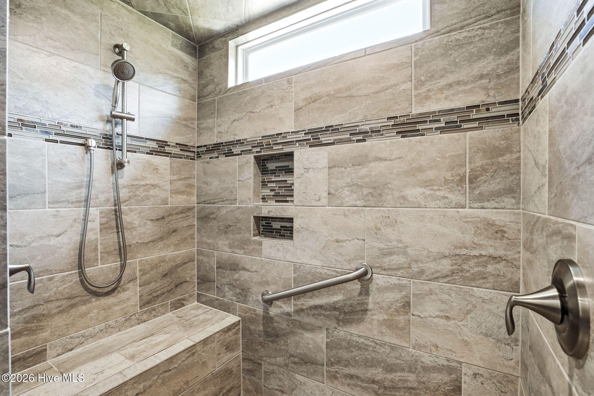 100569004 | Photo 35