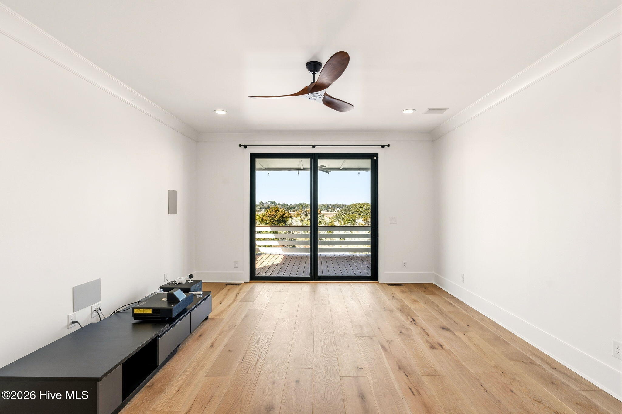 100557252 | Photo 54