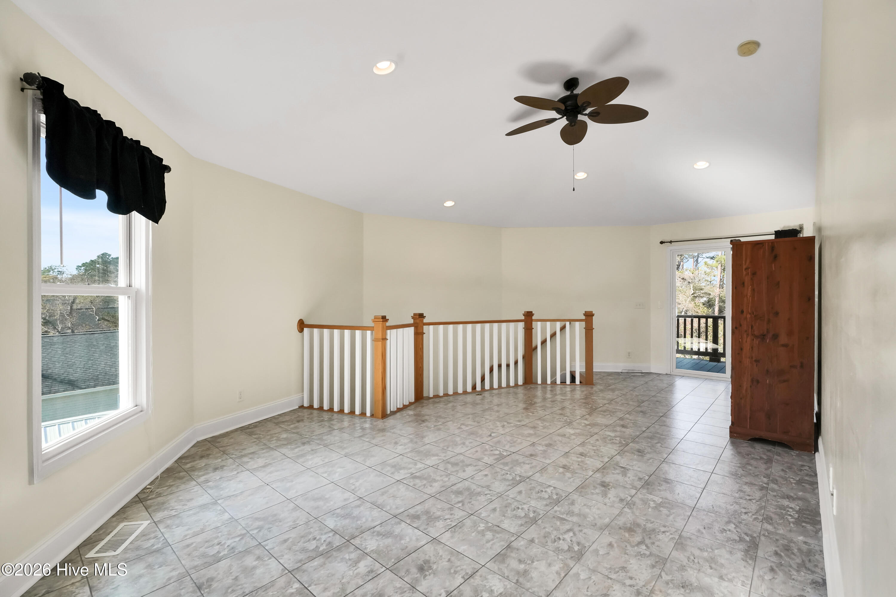 100562809 | Photo 16