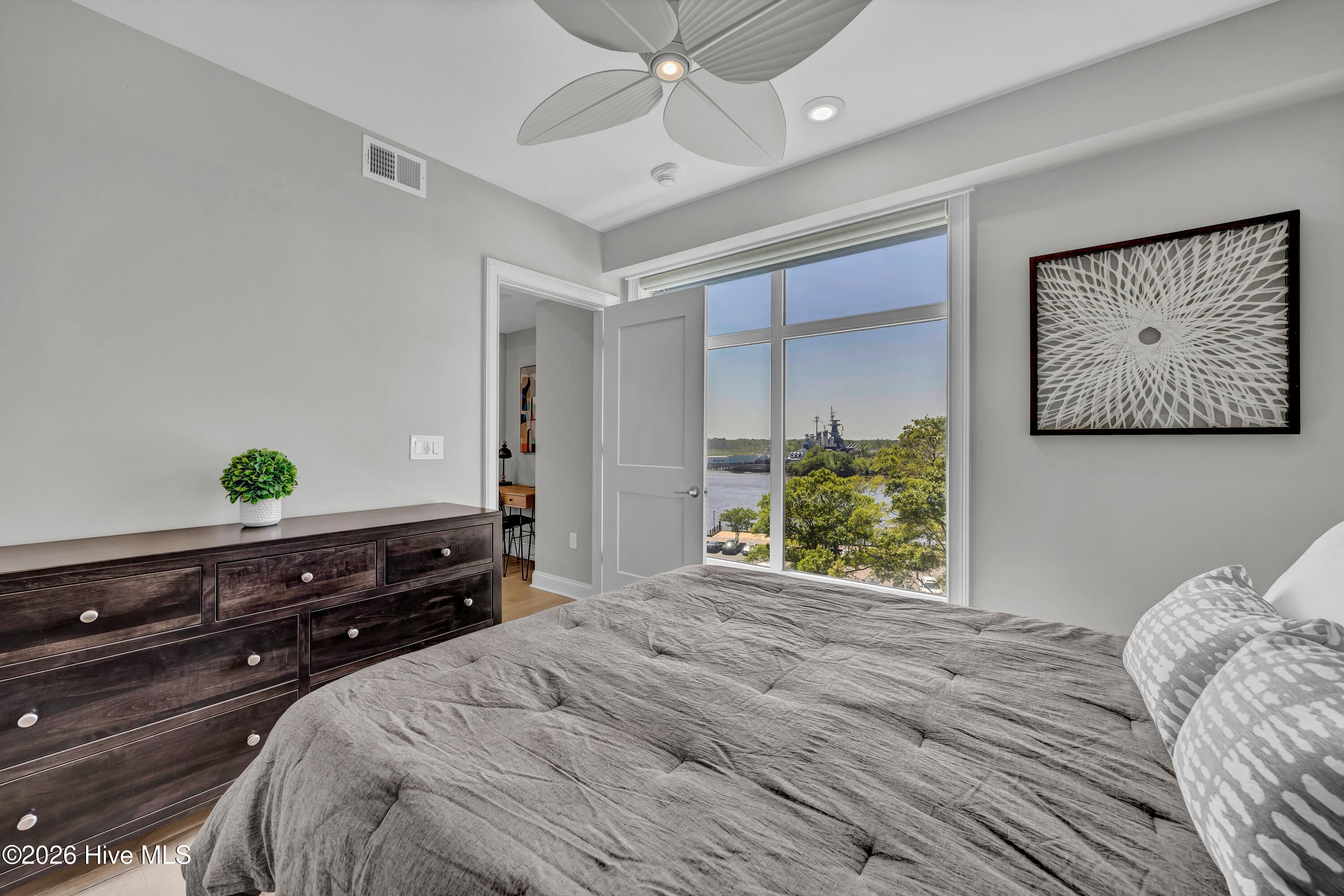 100567765 | Photo 25