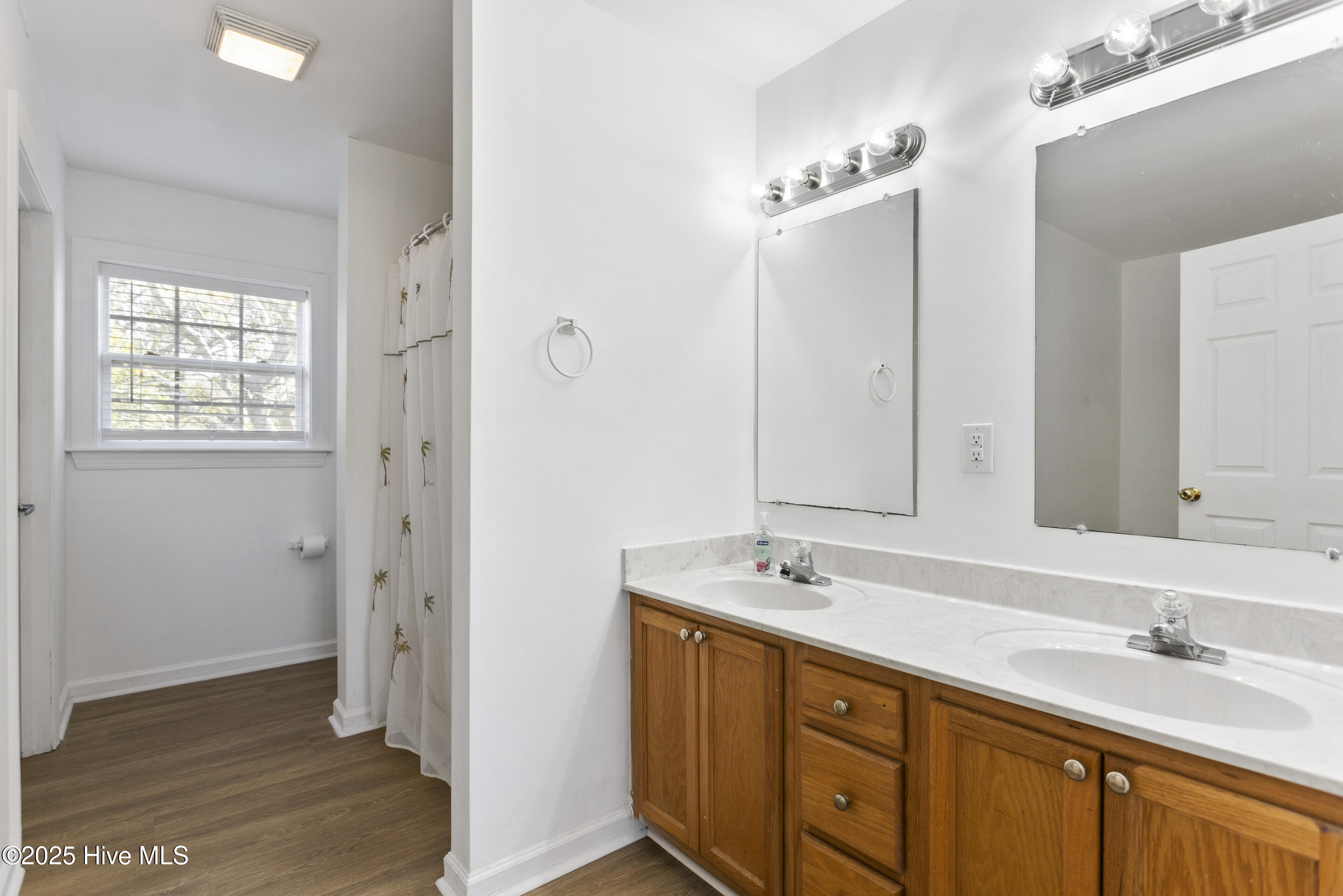 100548338 | Photo 16