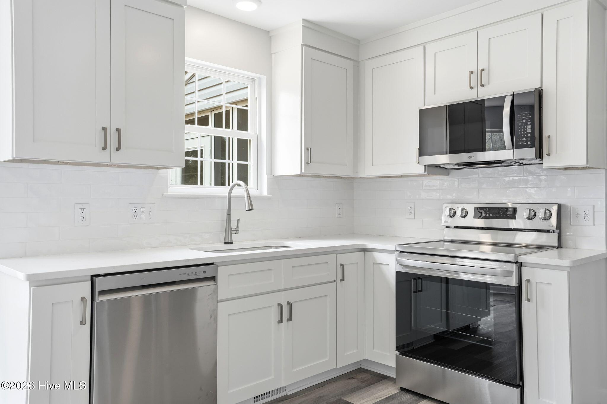 100557093 | Photo 28