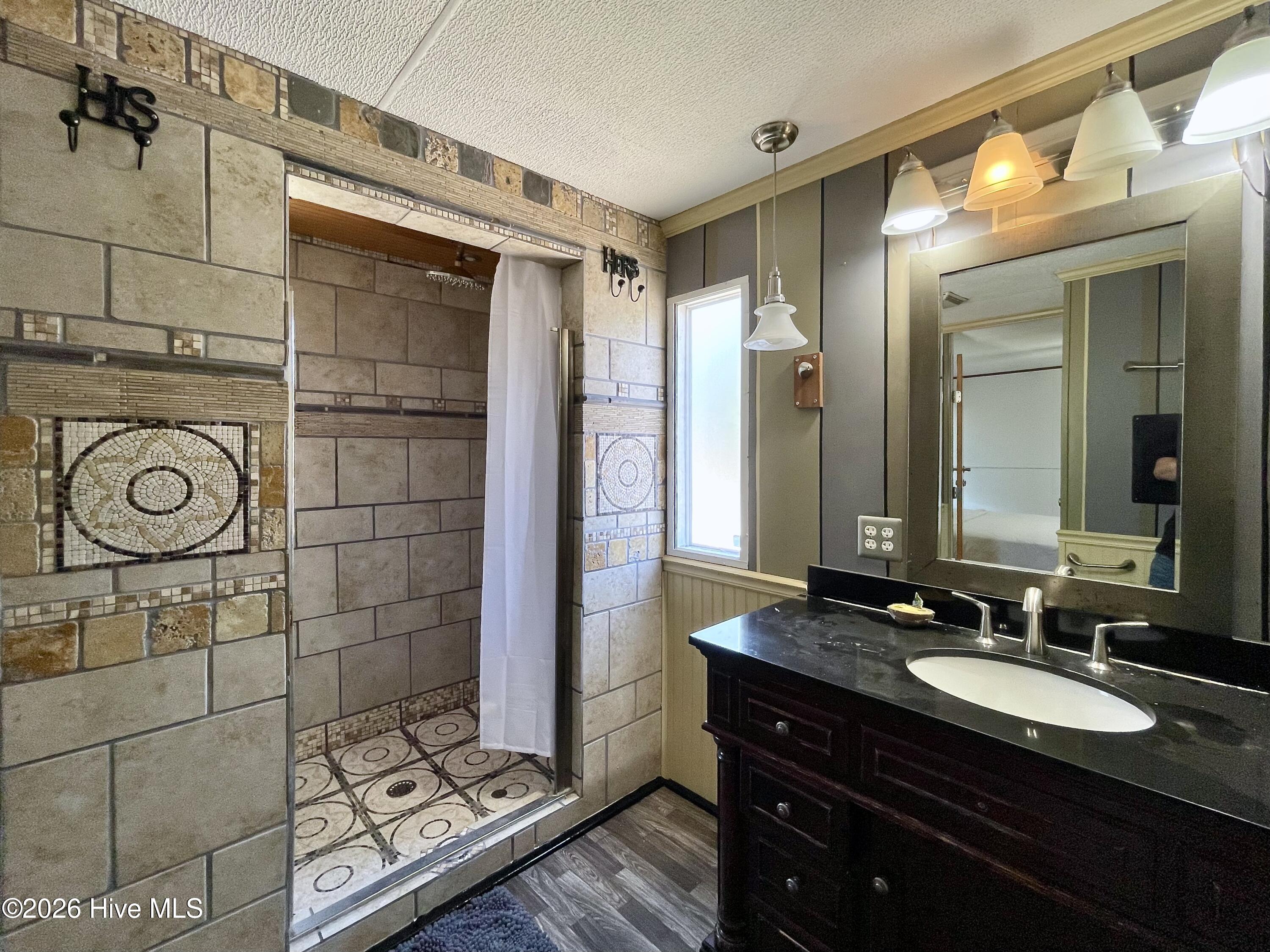 100569888 | Photo 27