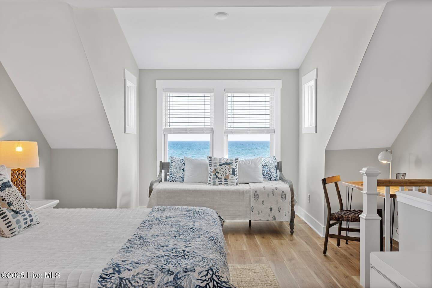 100543911 | Photo 35