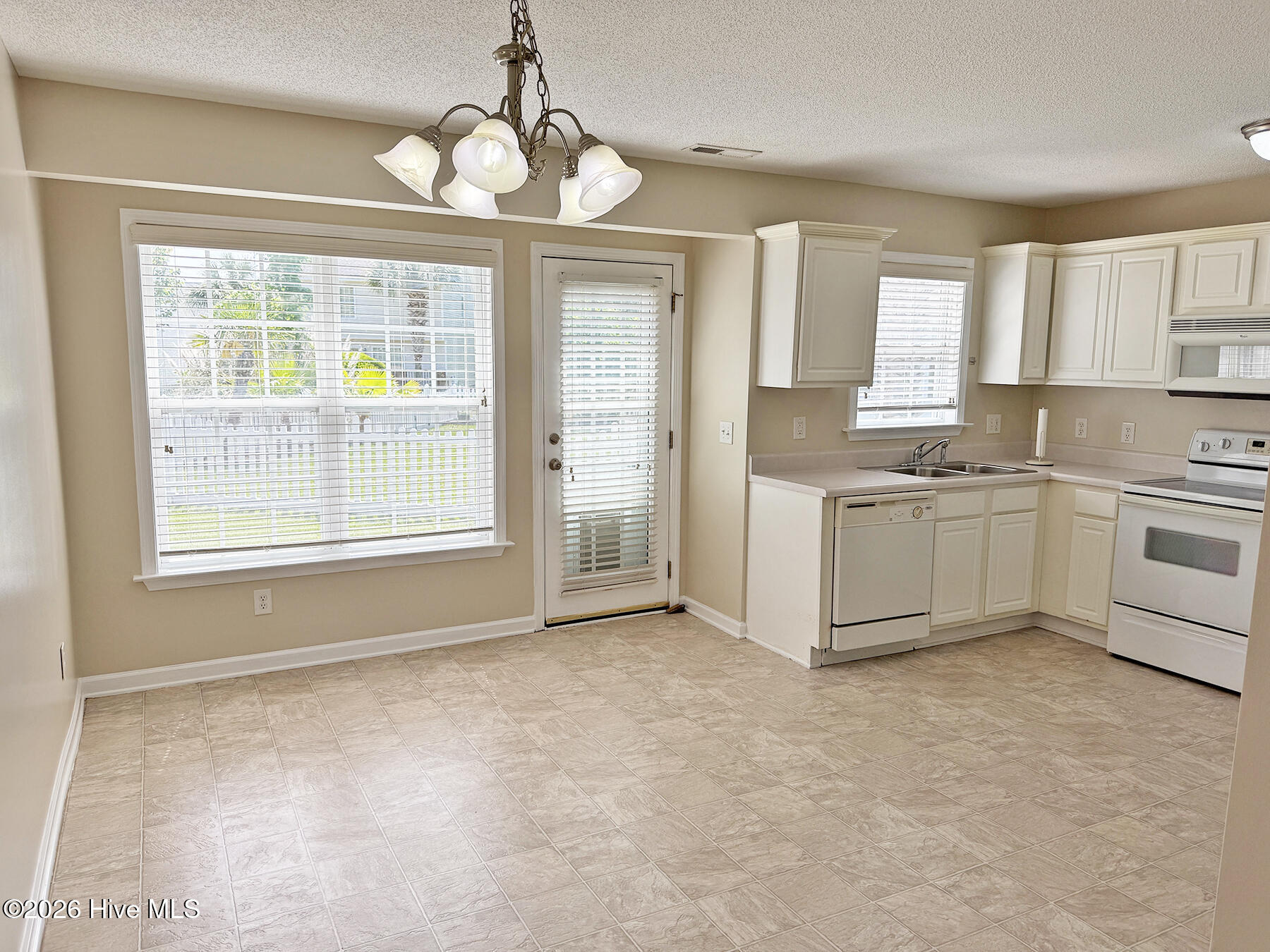 100537357 | Photo 11