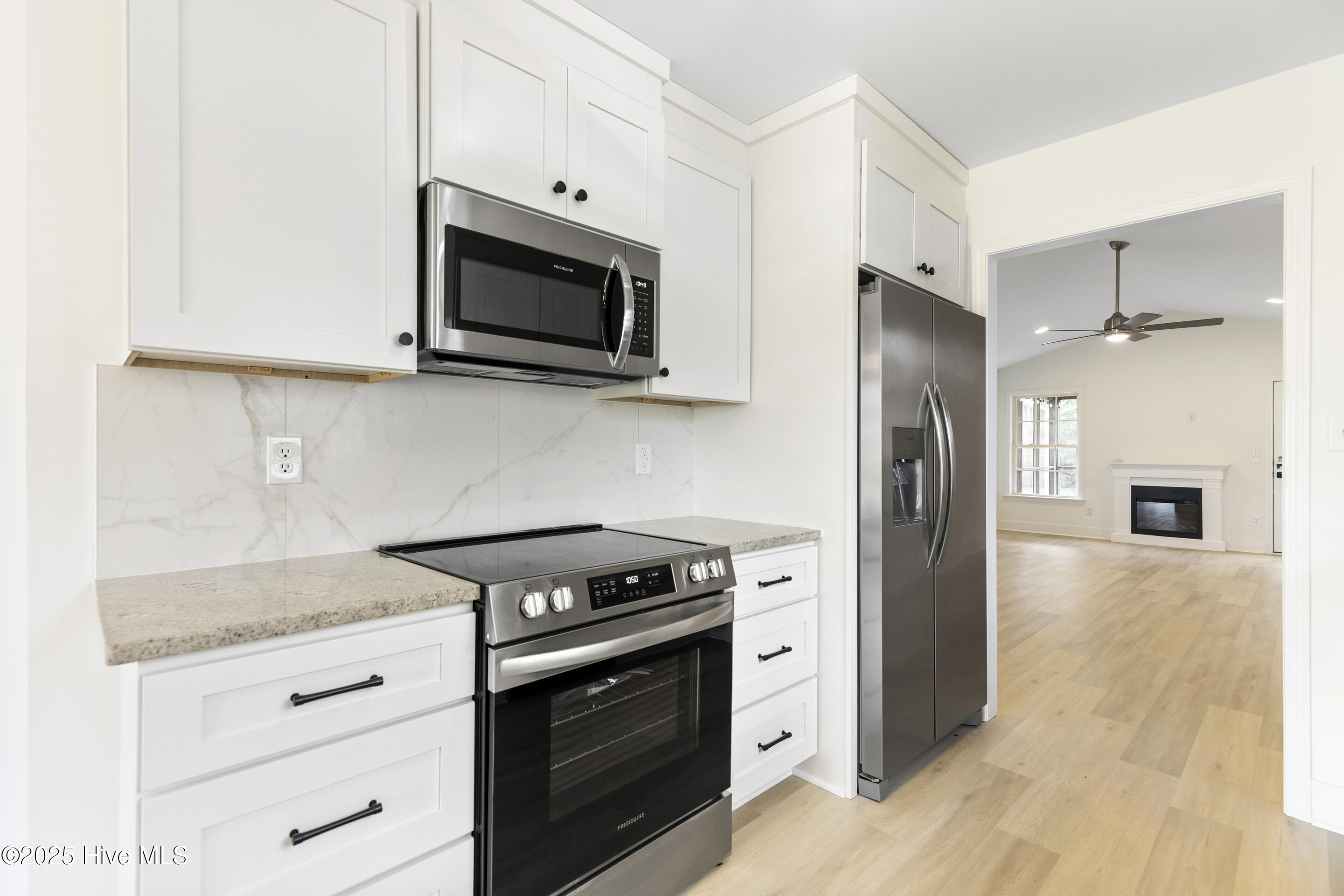 100548000 | Photo 11