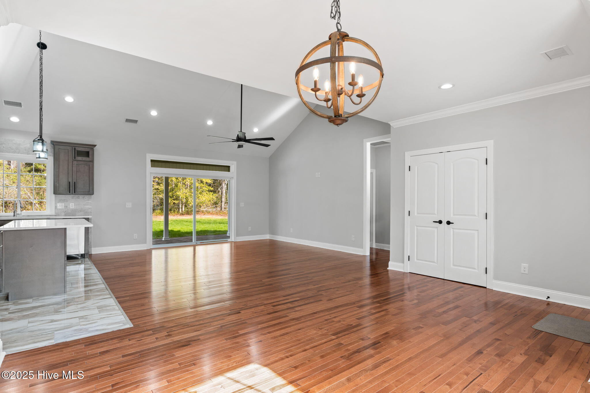 100543428 | Photo 10