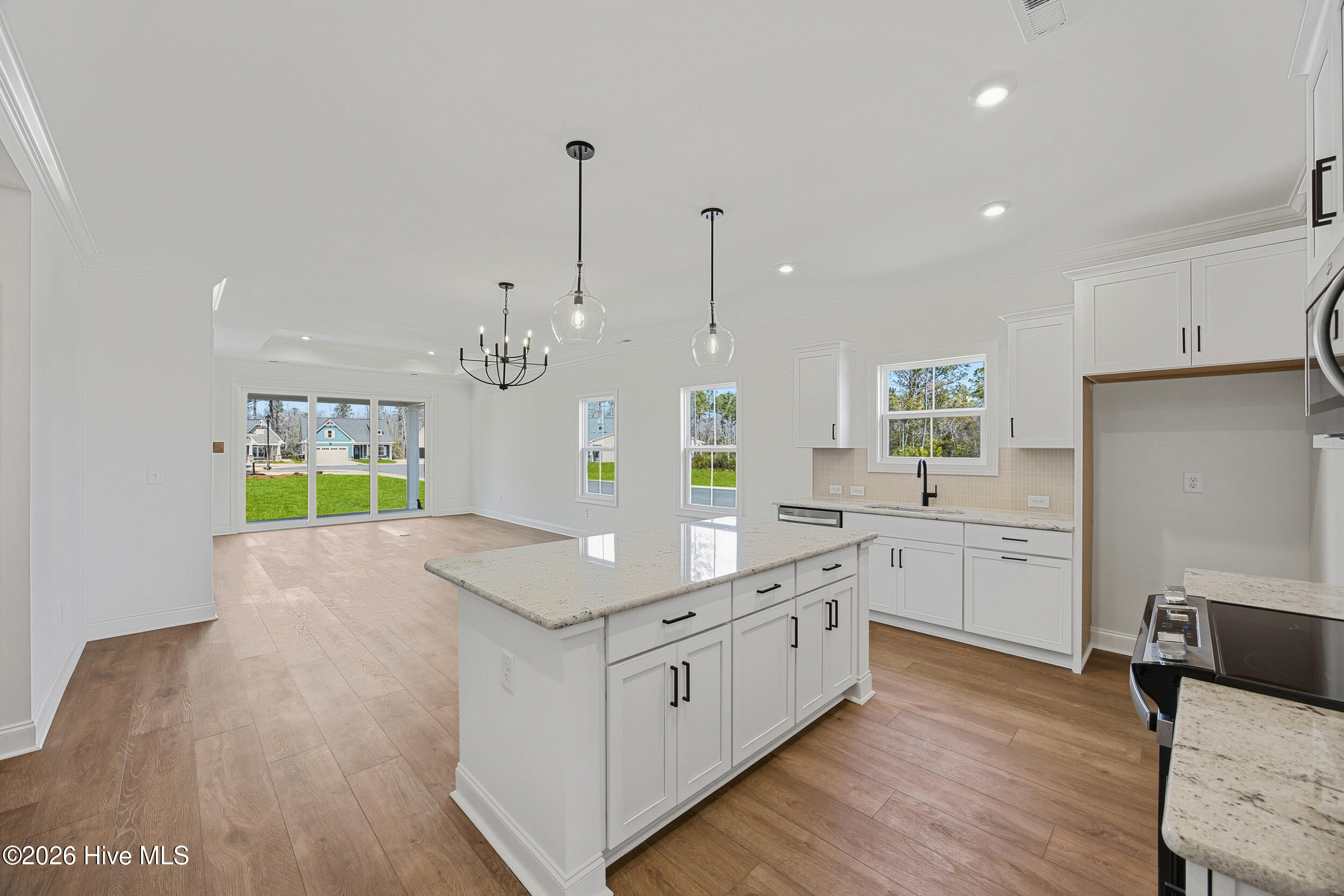 100540369 | Photo 12