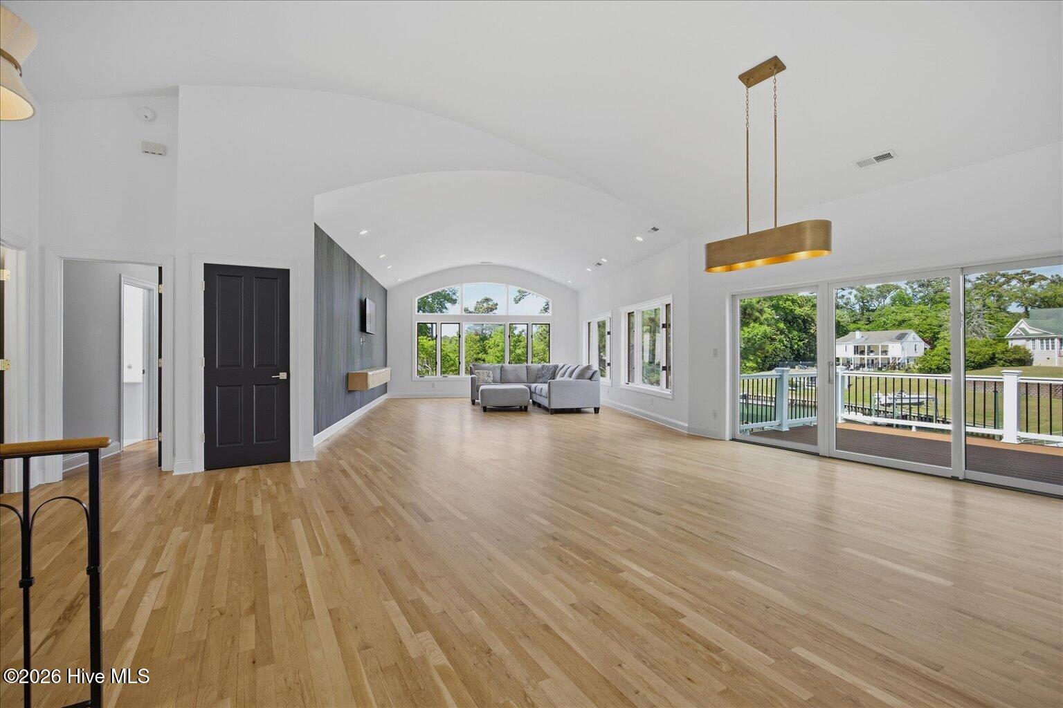 100569224 | Photo 10