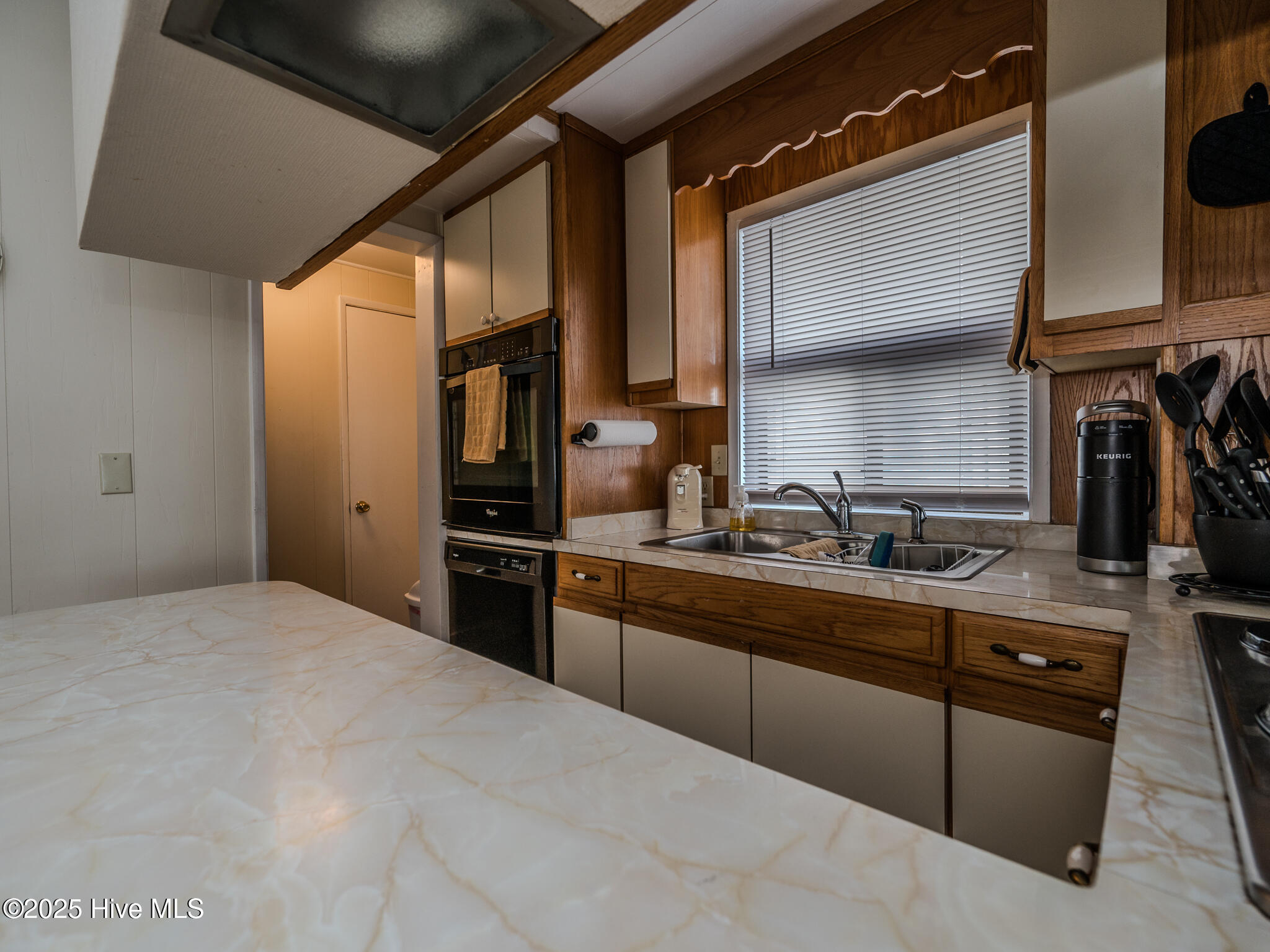 100560195 | Photo 17