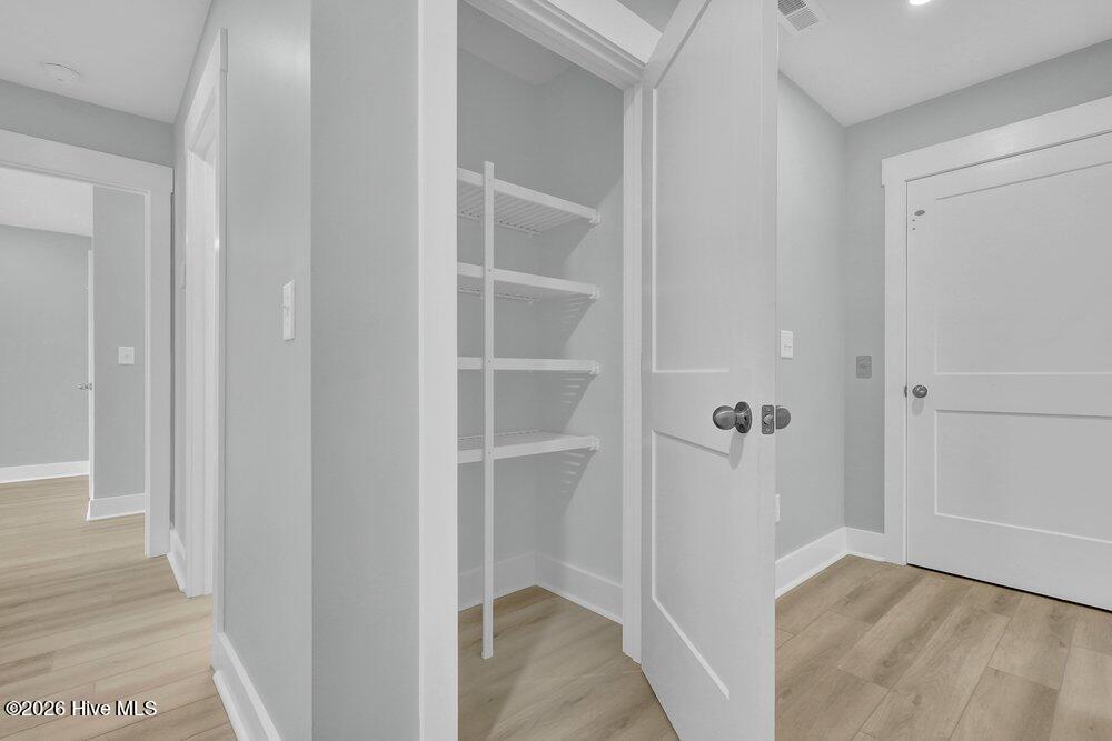 100552100 | Photo 27