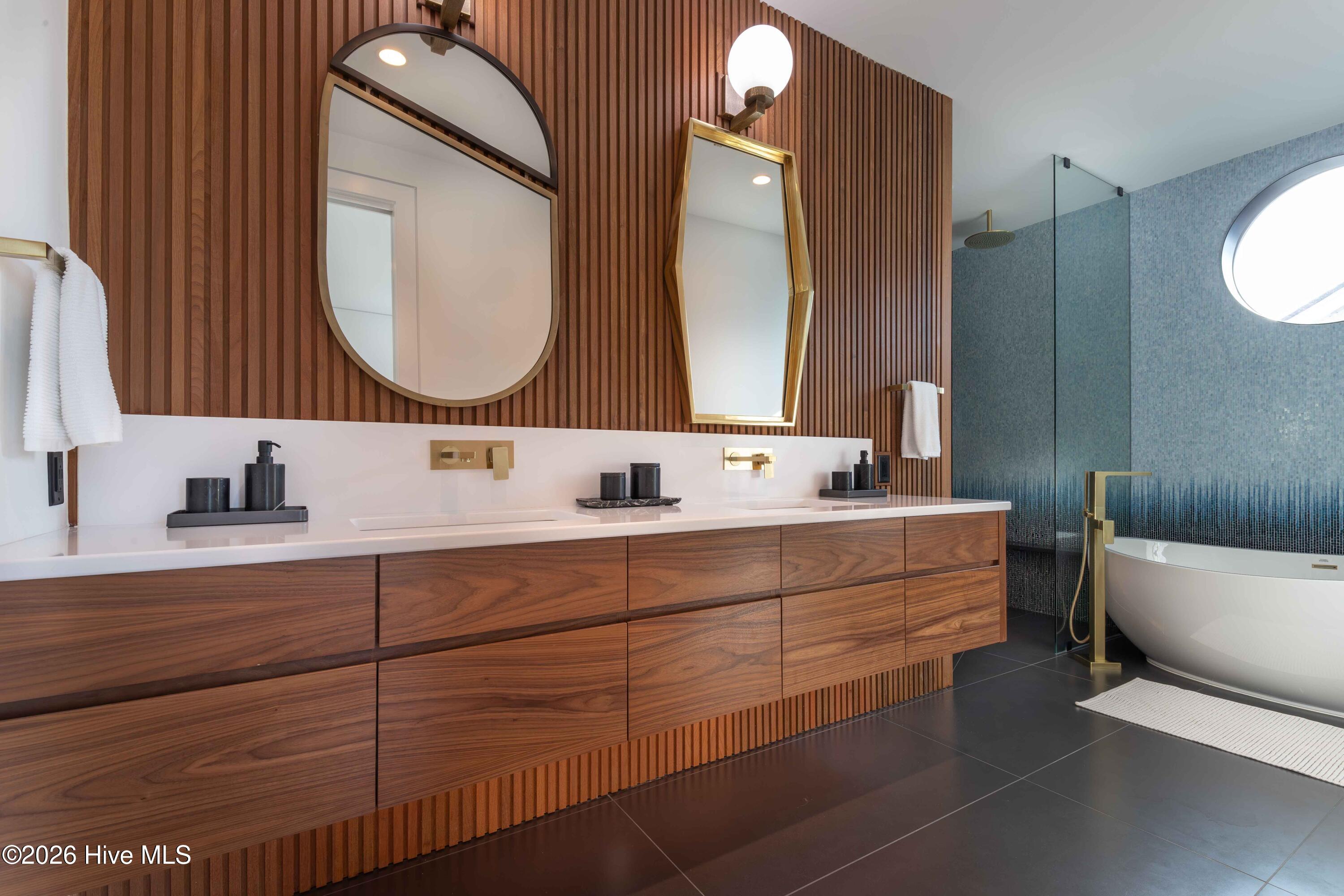 100554163 | Photo 26