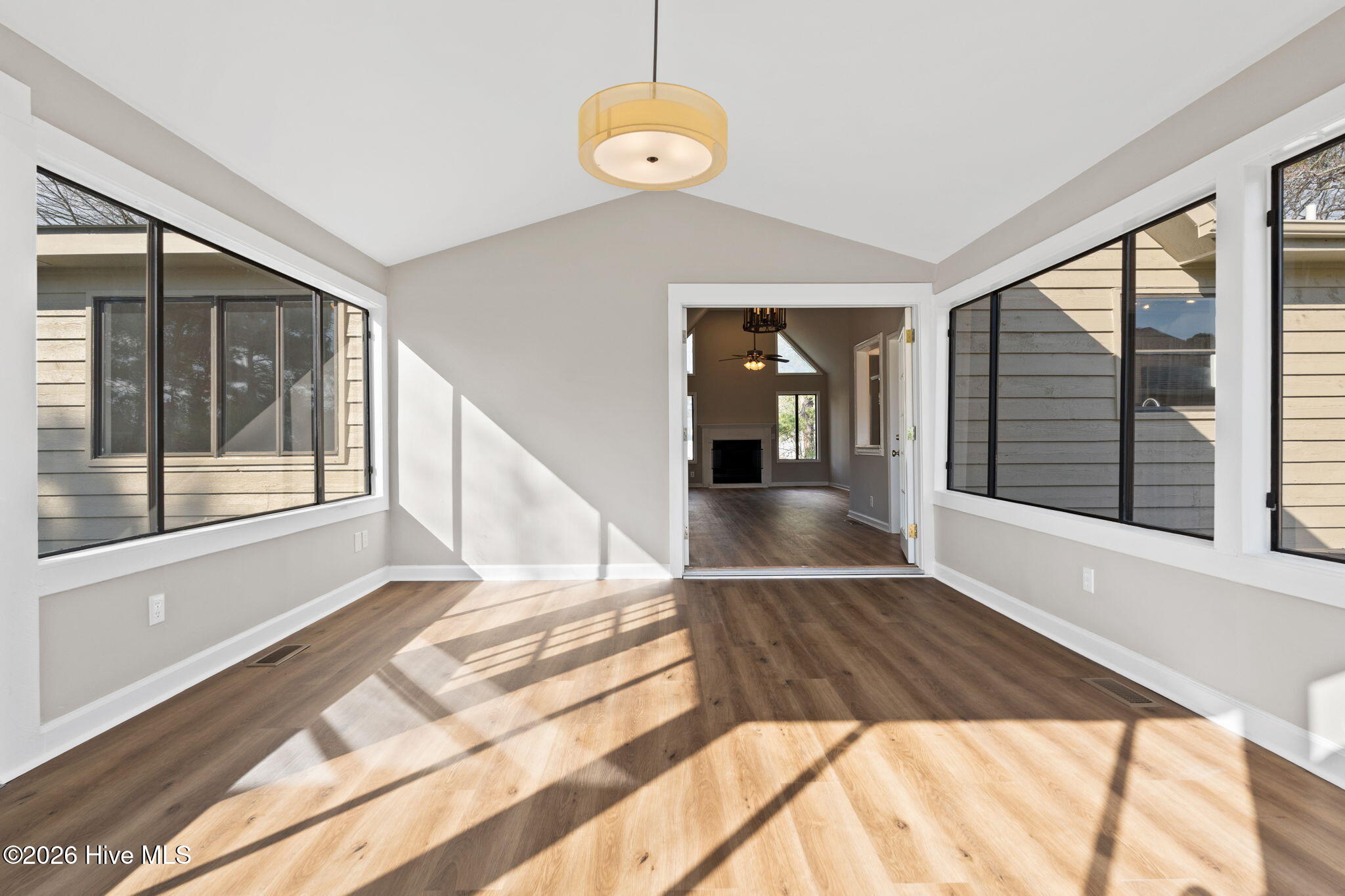 100562067 | Photo 14