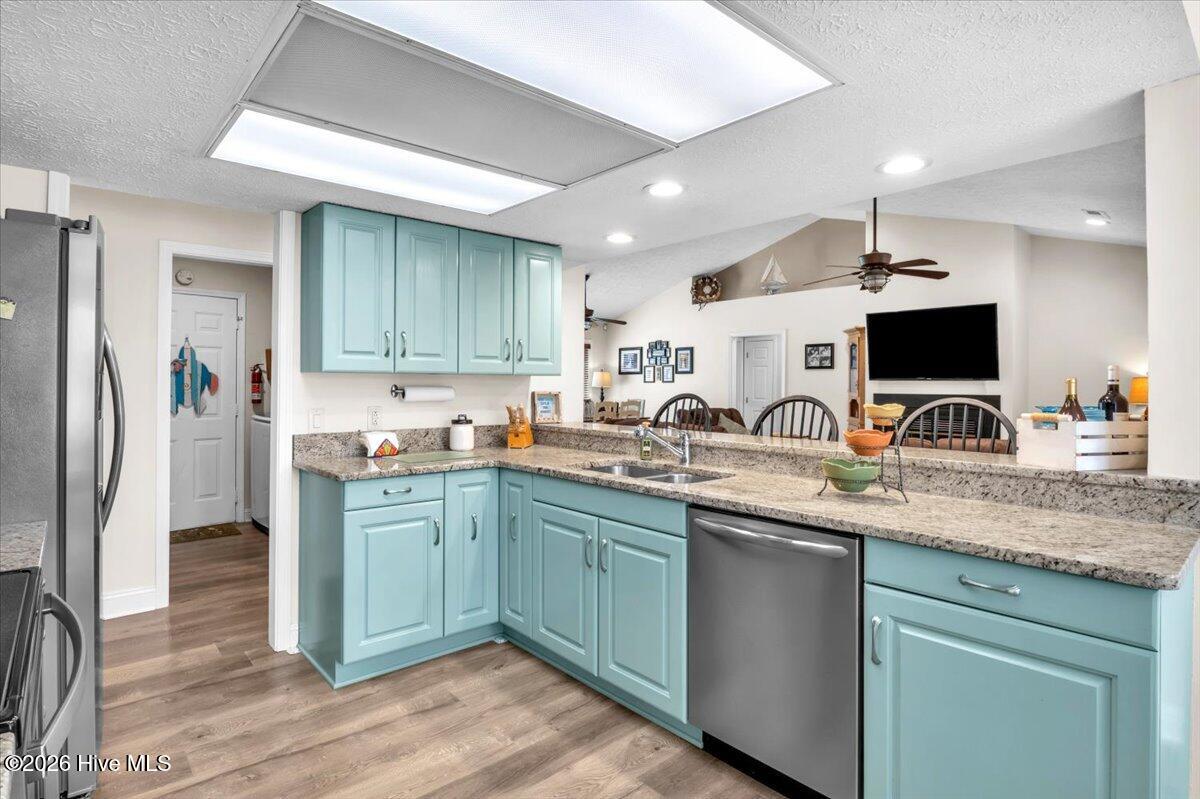 100563011 | Photo 23