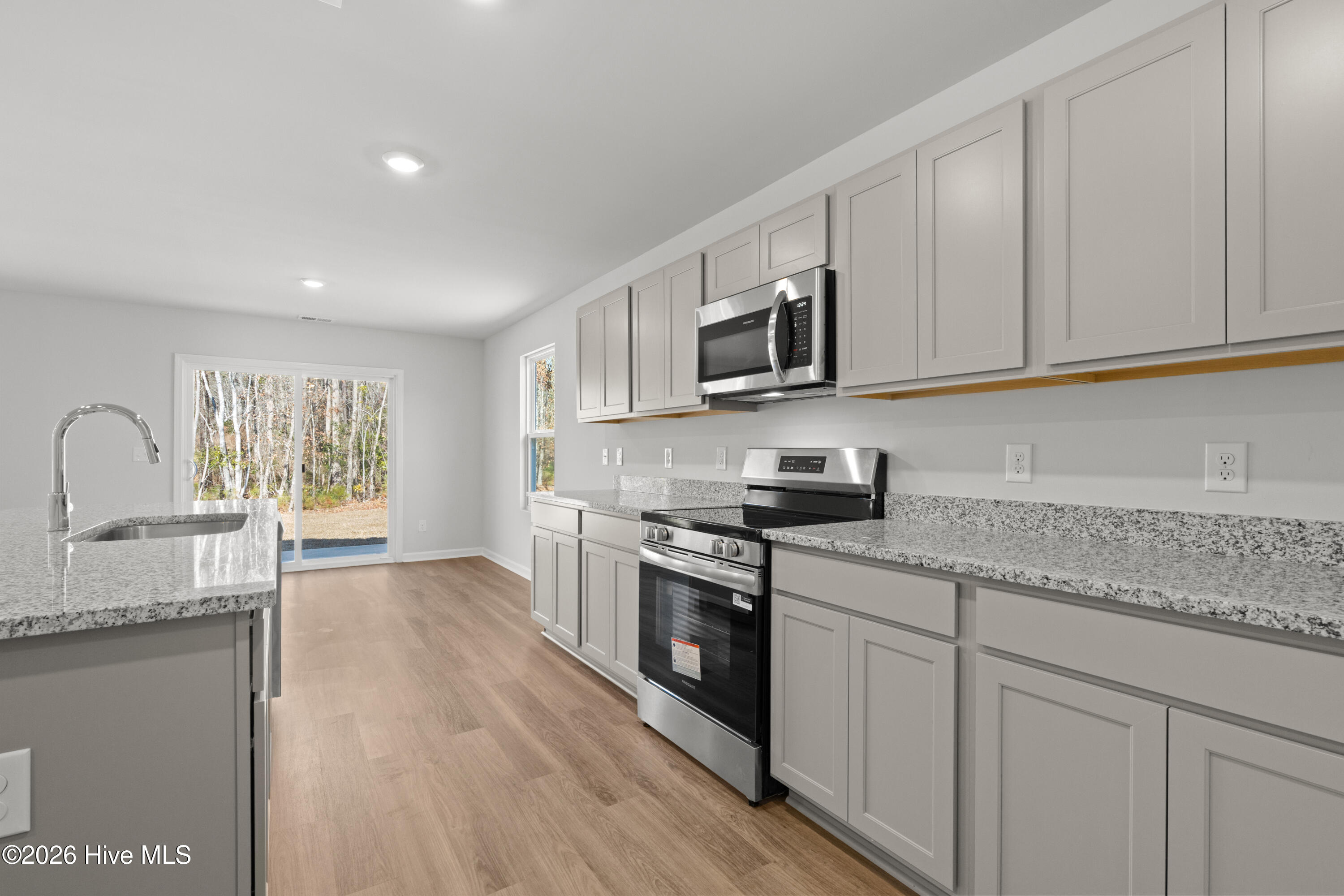 100552120 | Photo 24