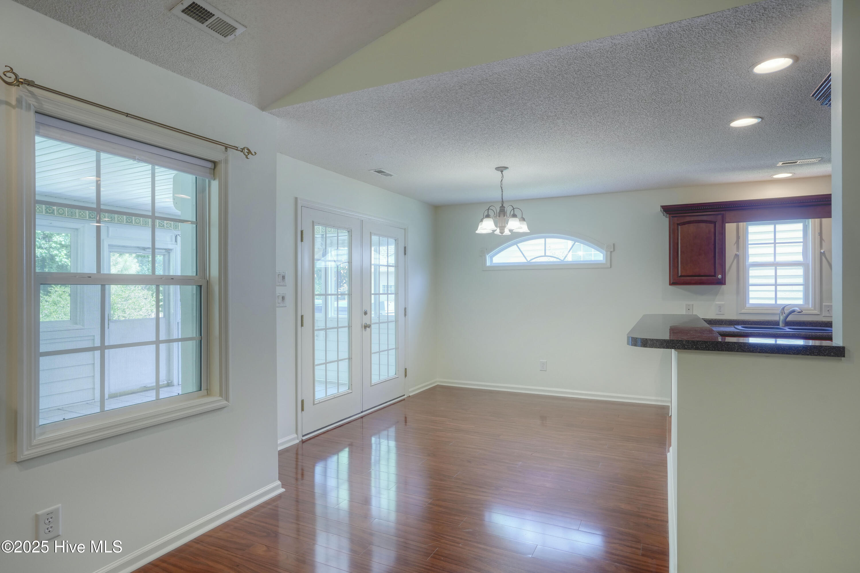 100472919 | Photo 15