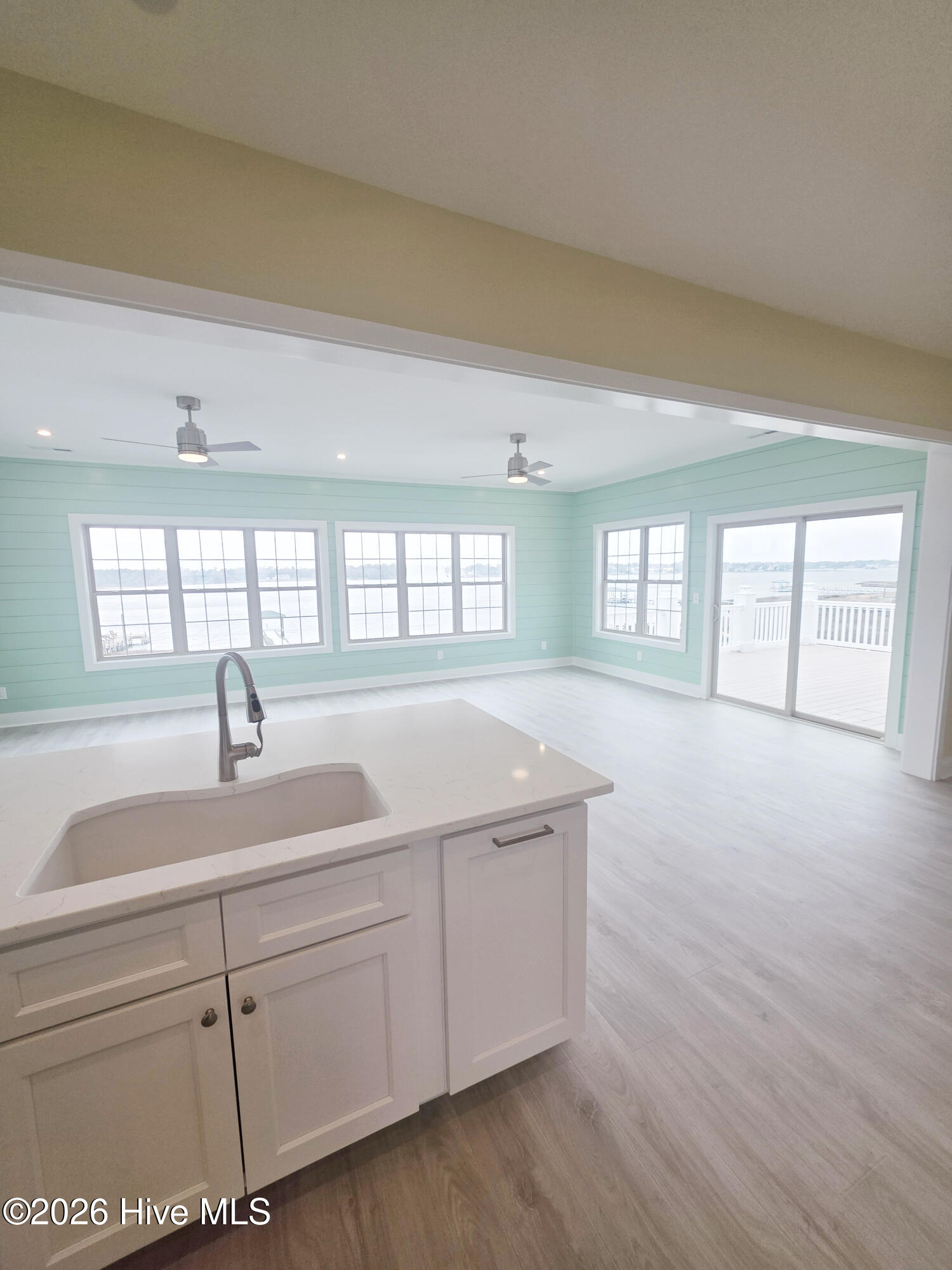 100535825 | Photo 15