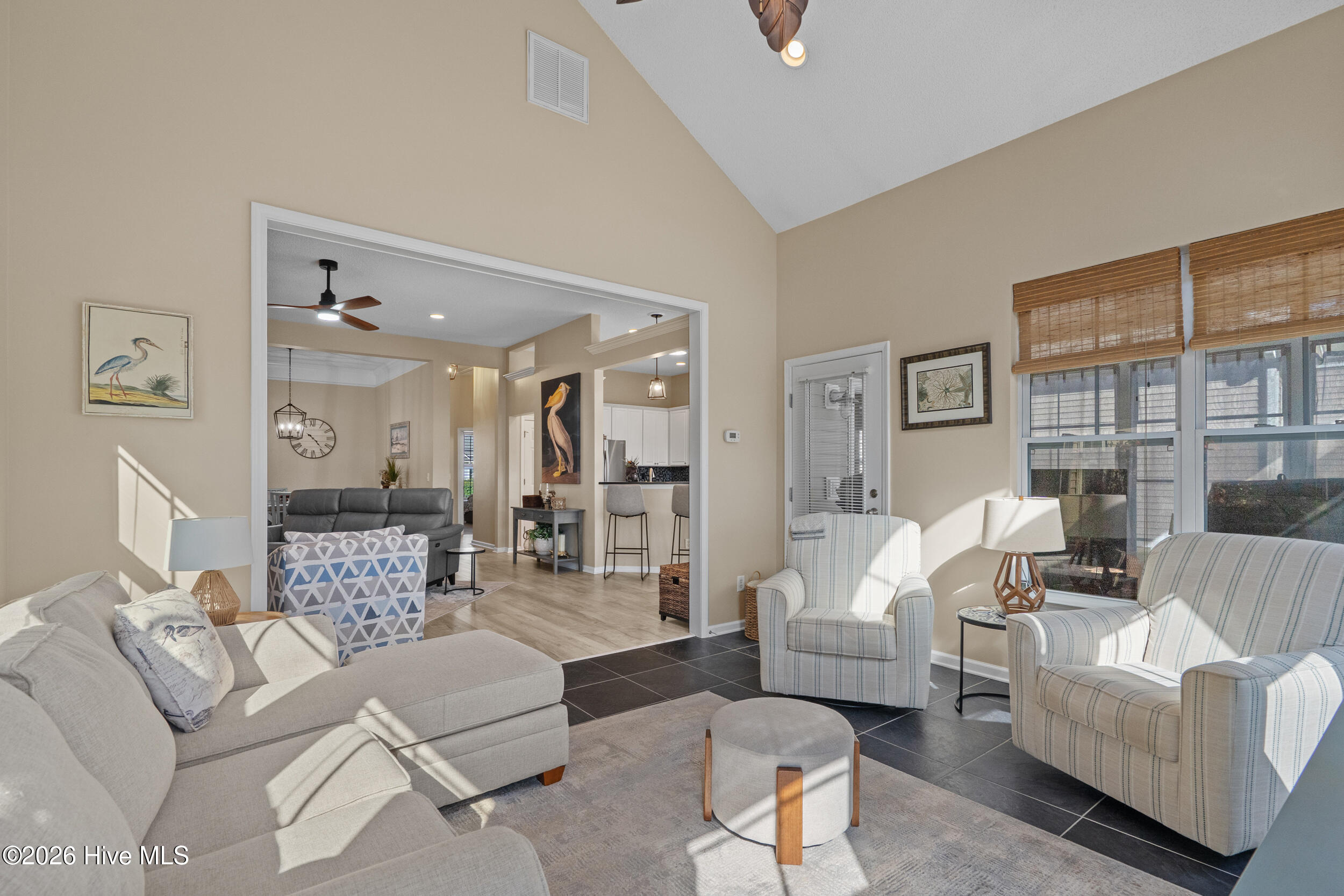 100562185 | Photo 24