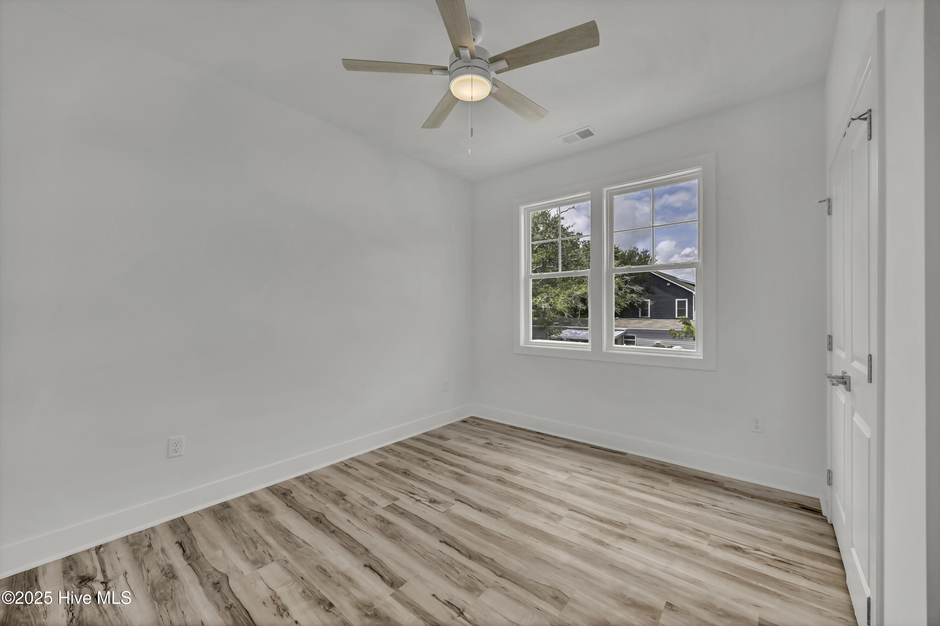 100509344 | Photo 23