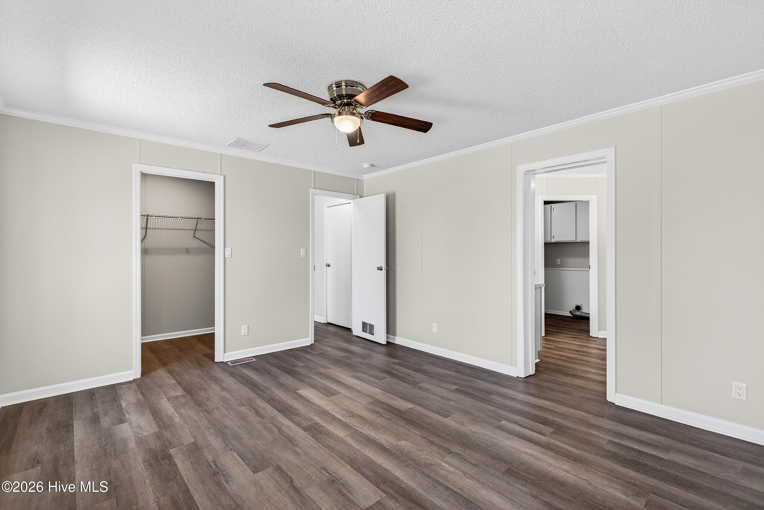 100560826 | Photo 12