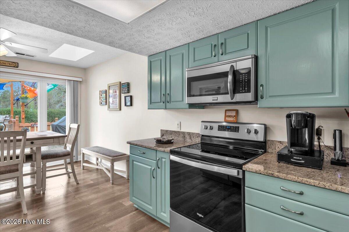 100563011 | Photo 21