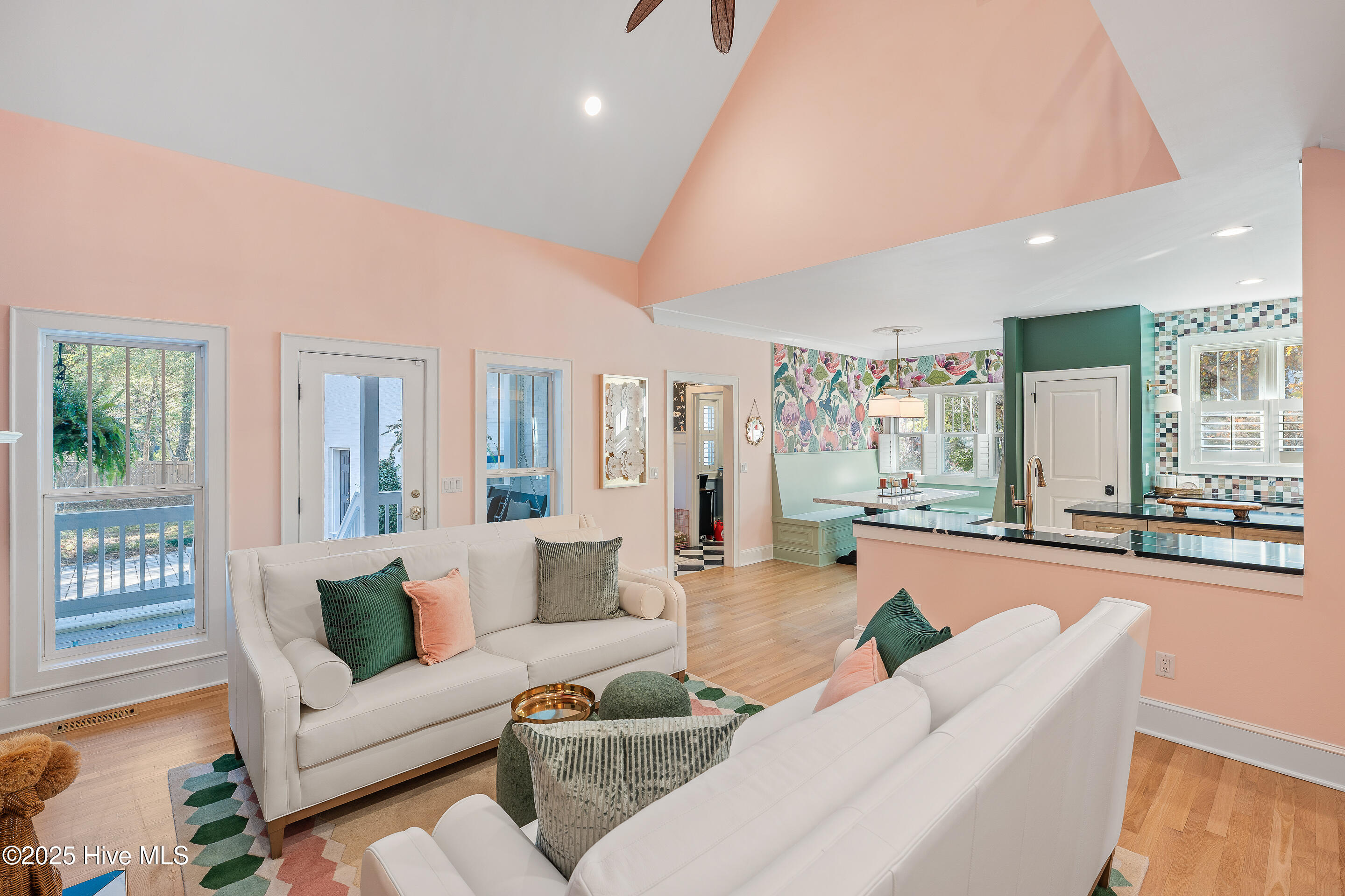 100542348 | Photo 20